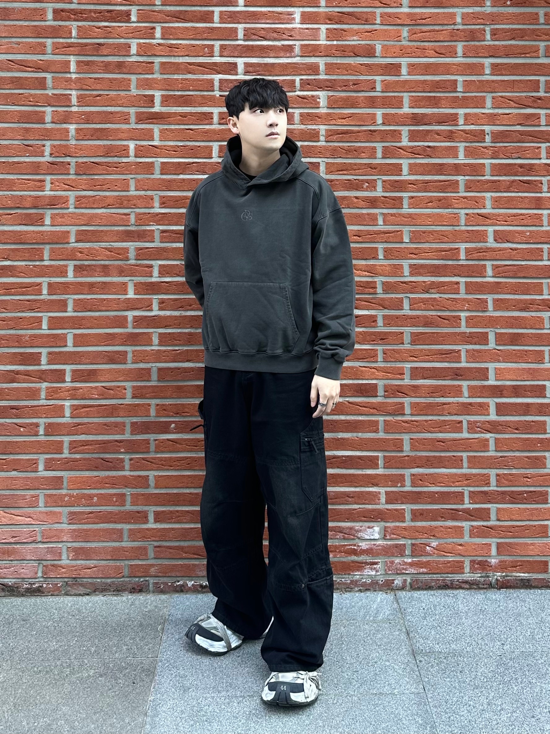 Balenciaga Cargo Sneakers White Grey 착용 스타일 - 1