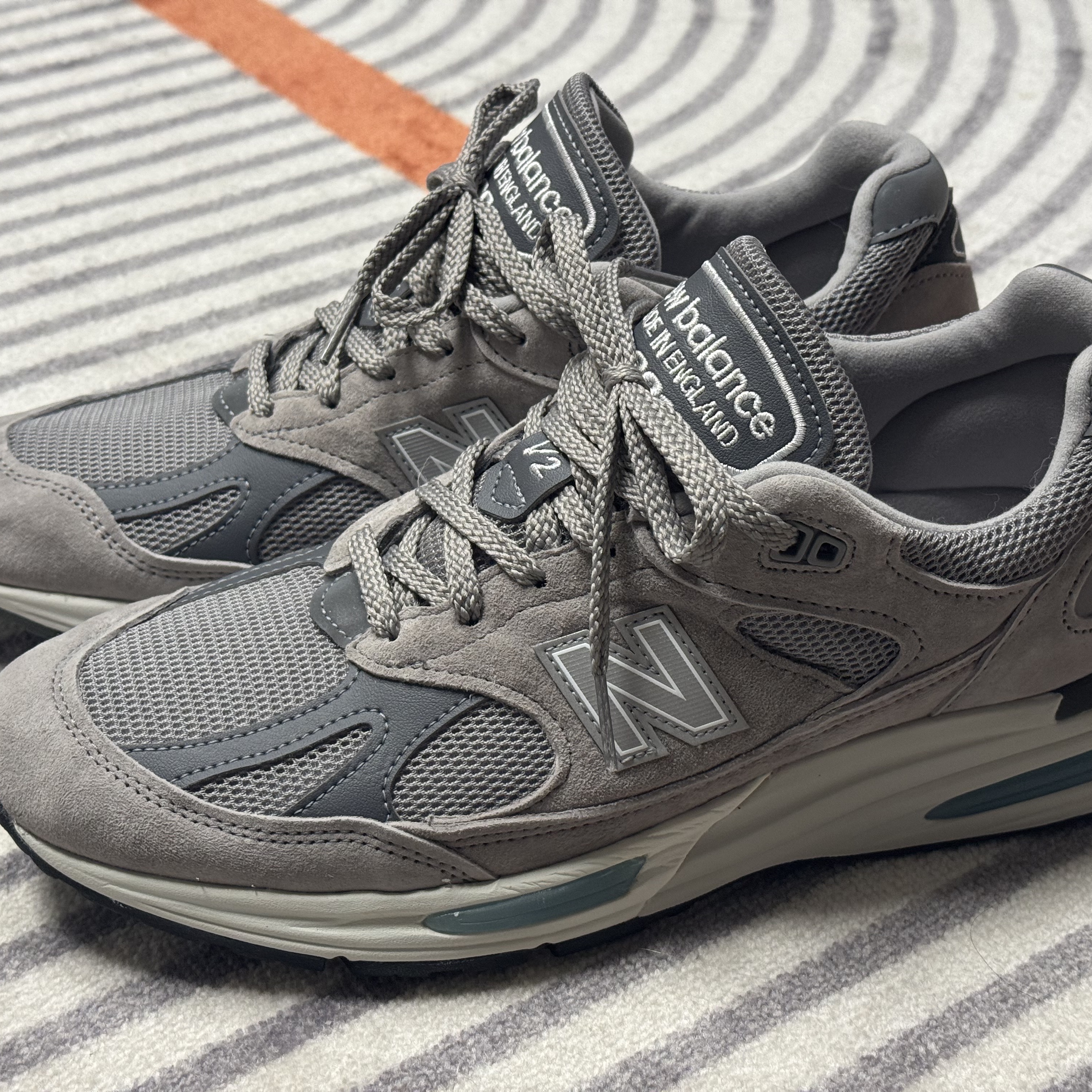New Balance 991v2 Made in UK Rock Ridge Alloy Silver 착용 스타일