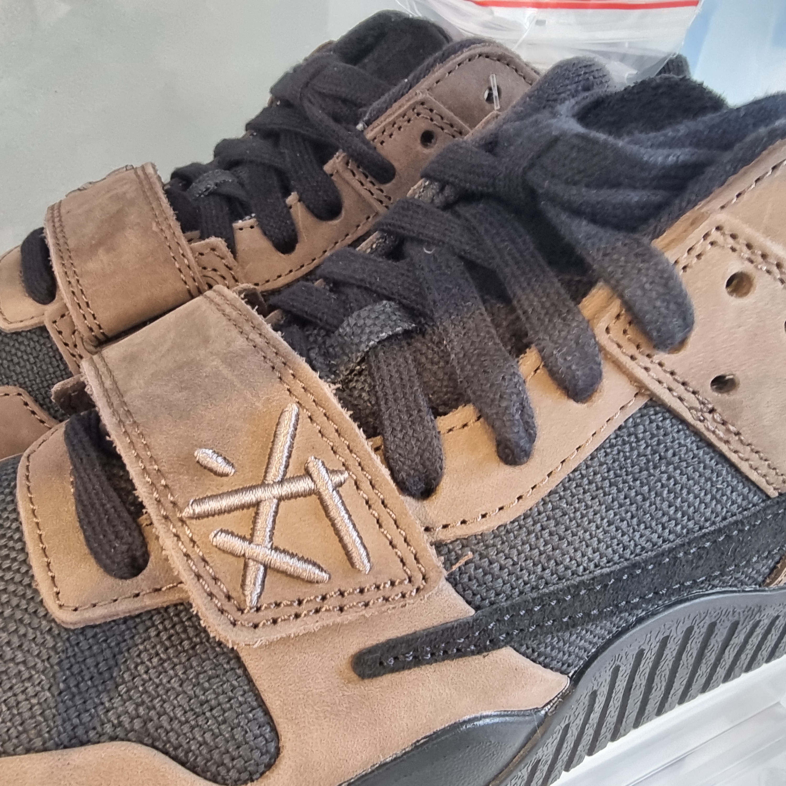 Jordan x Travis Scott Jumpman Jack TR Black and Dark Mocha 착용 스타일