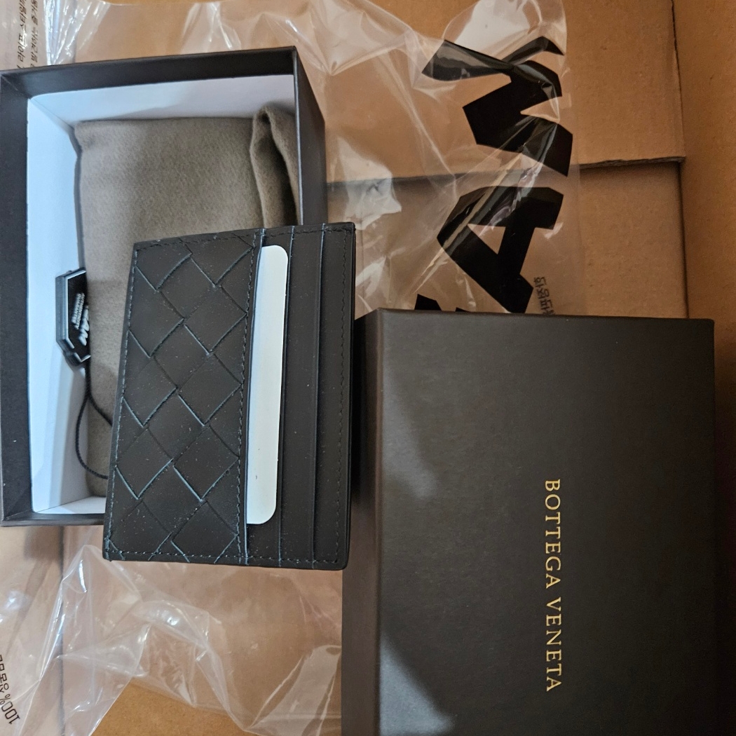 Bottega Veneta Card Case Black 착용 스타일