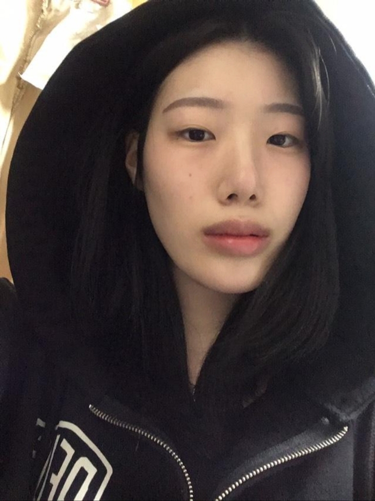 데우스 엑스 마키나 서울 컬리지 후드 자켓 블랙, 나이키 에어포스 1 '07 LV8 로우 트리플 레드 착용 스타일 - 4