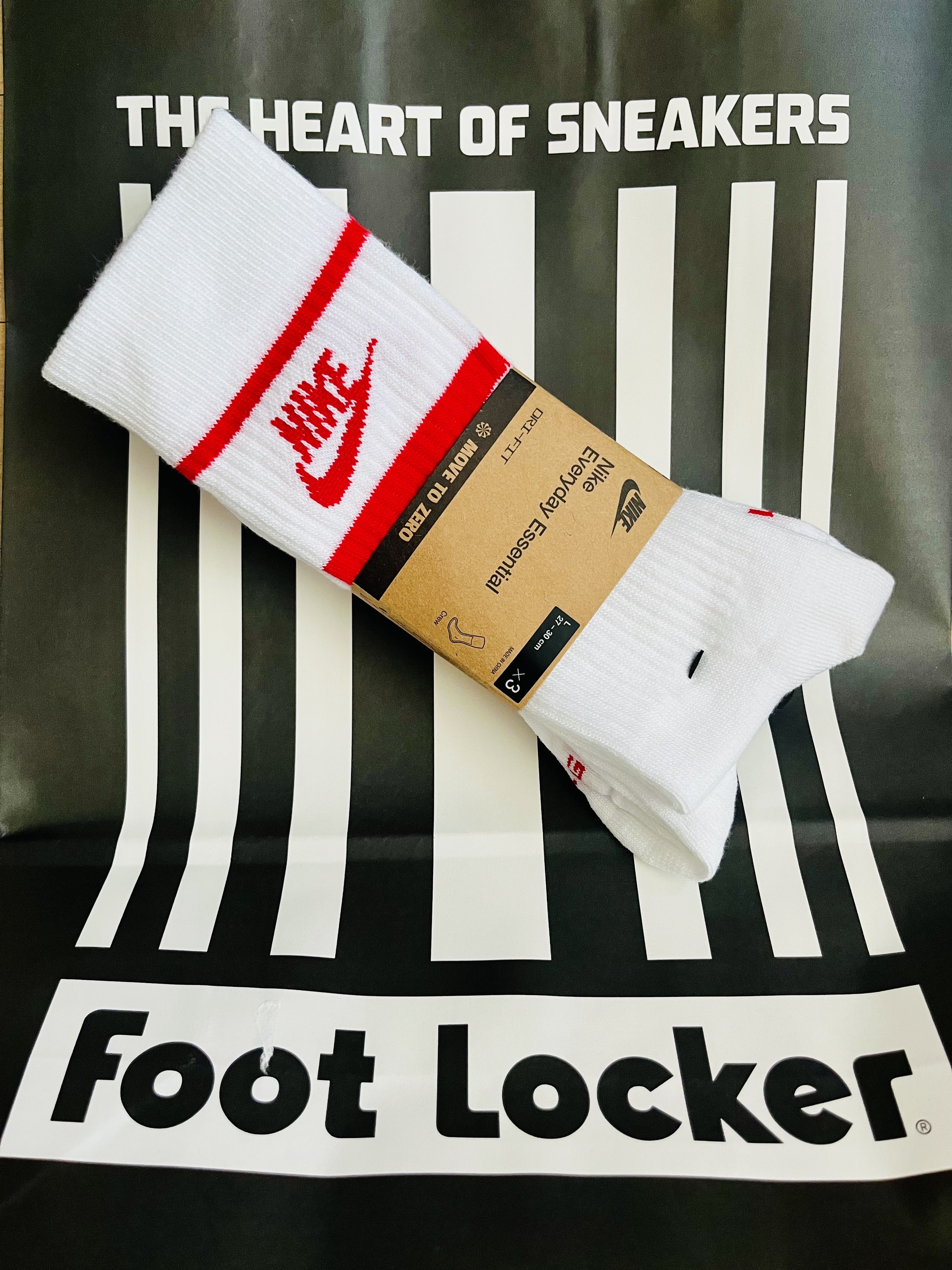 Nike NSW Everyday Essential Crew Socks White University Red (3 Pack/Korean Ver.) 착용 스타일