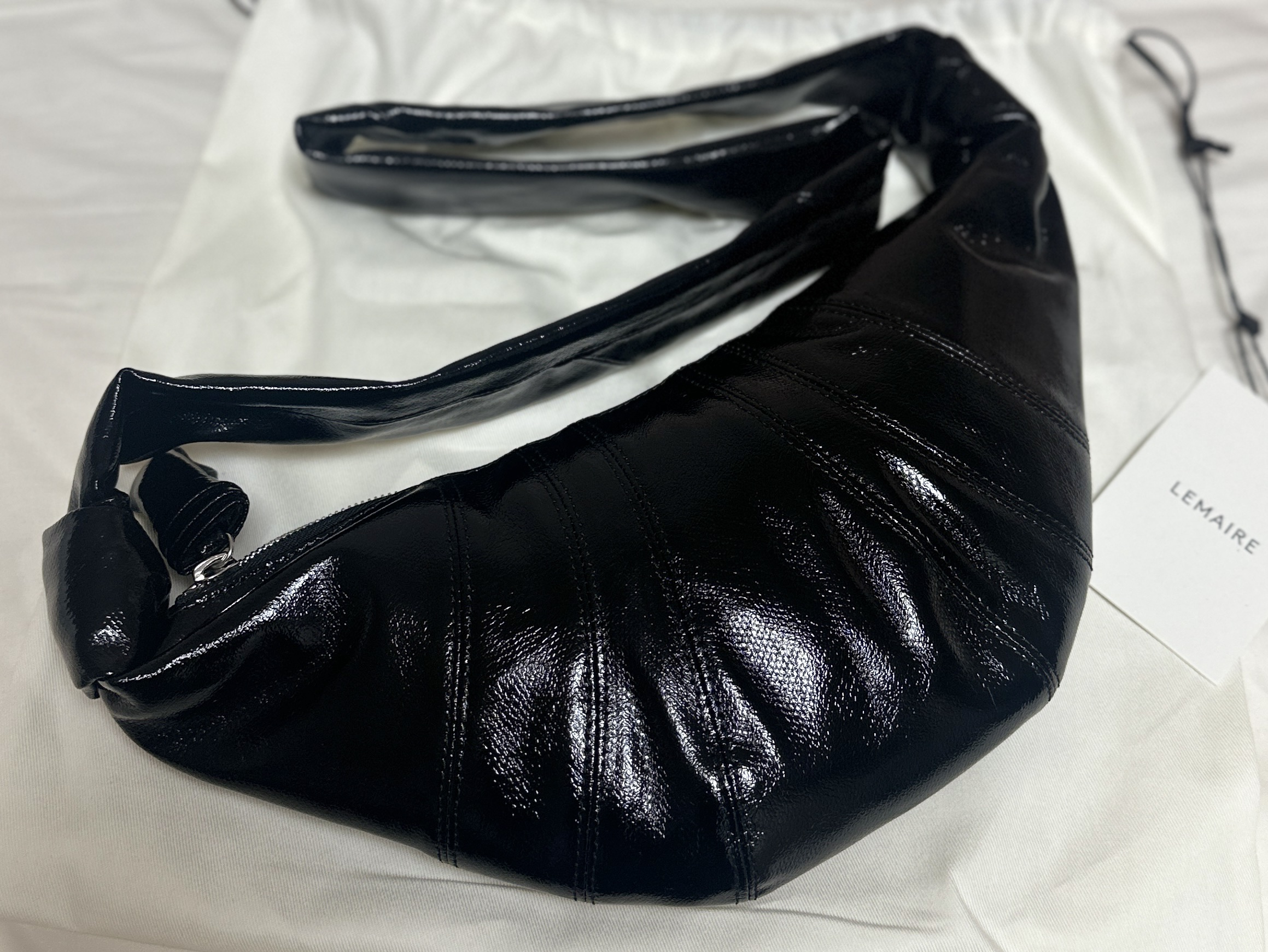 Lemaire Small Croissant Bag Coated Cotton Black 착용 스타일