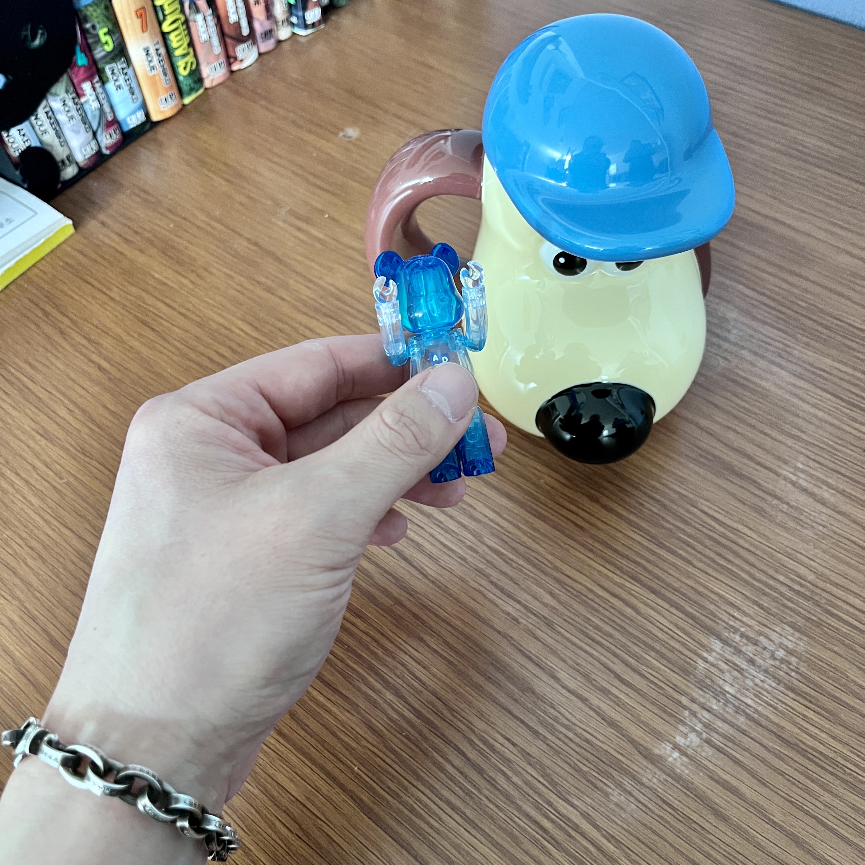 Wallace & Gromit Mug Cup Gromit with a Cap, Bearbrick x Ader Error 100% 착용 스타일 - 2
