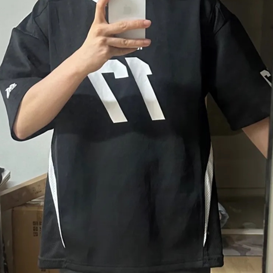 NOMANUAL 17 Mesh Block Football Jersey Black 착용 스타일