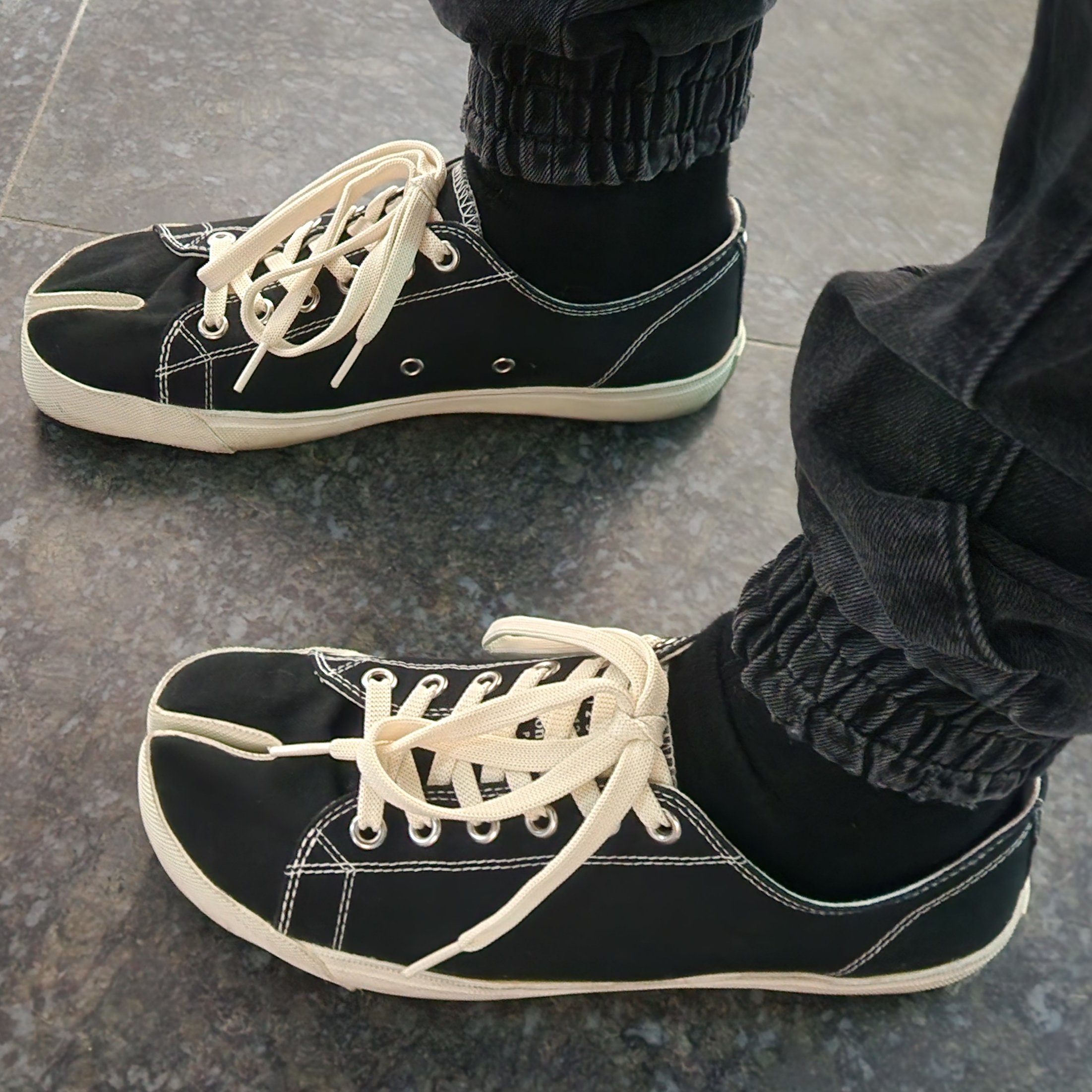 Juun.J Denim Cargo Jogger Pants Black - 23FW, Maison Margiela Tabi Sneakers Black 착용 스타일 - 2