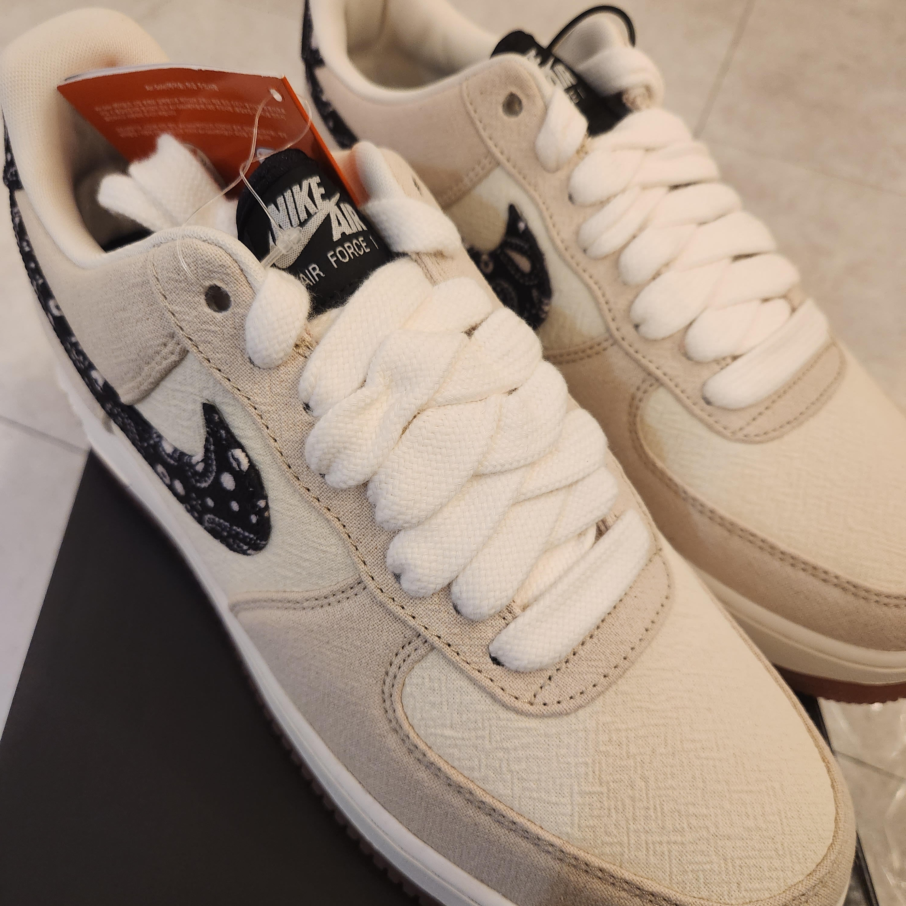 Nike Air Force 1 '07 LV8 Paisley Swoosh 착용 스타일