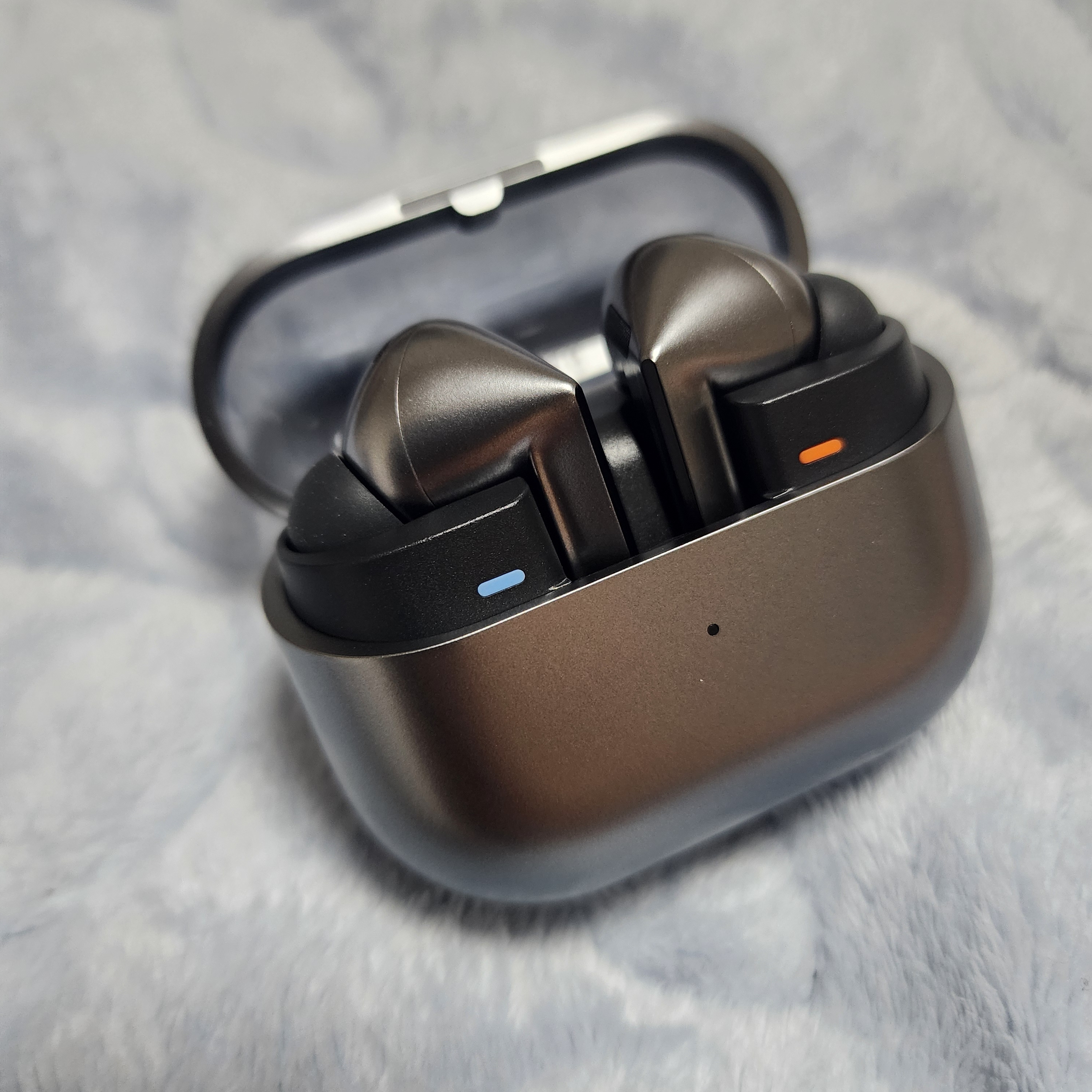 Samsung Galaxy Buds3 Pro Silver 착용 스타일