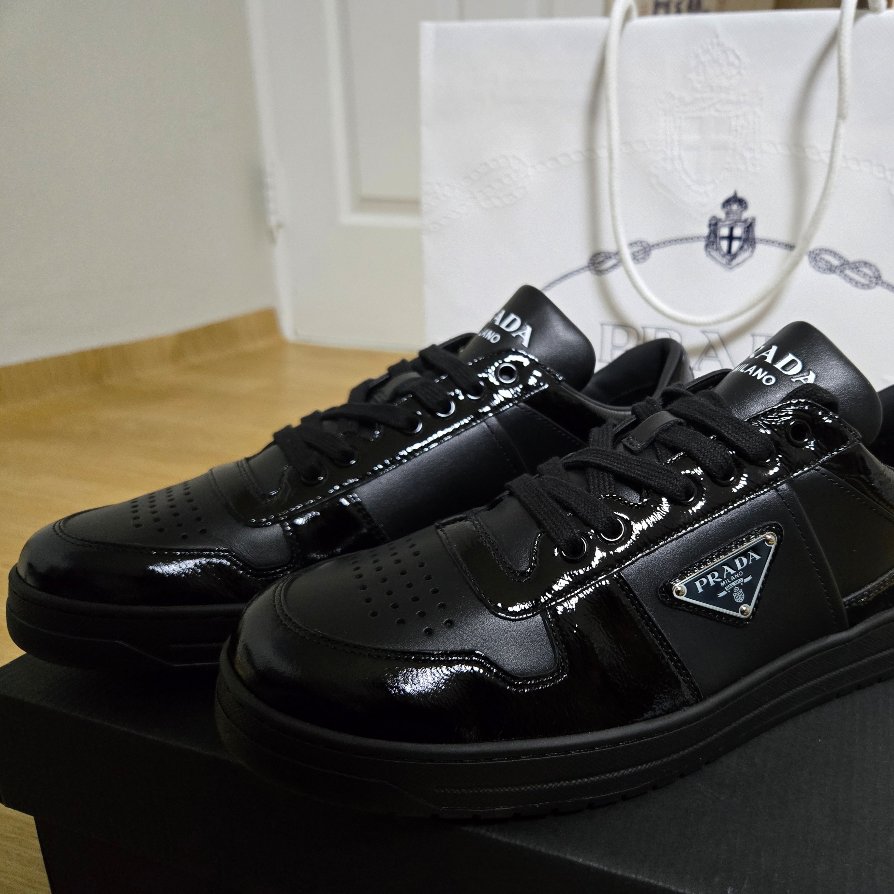 Prada Downtown Leather Sneakers Black 착용 스타일