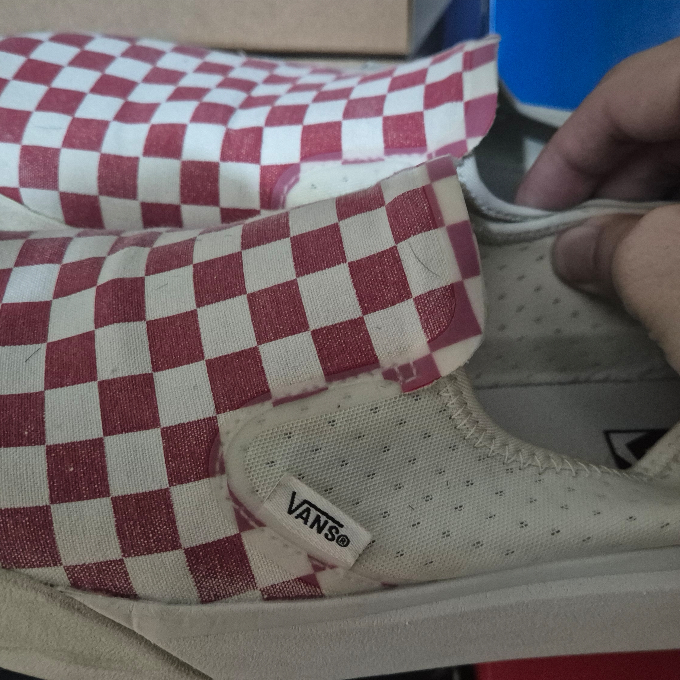 Vans ComfyCush One Checkerboard Racing Red Marshmallow 착용 스타일