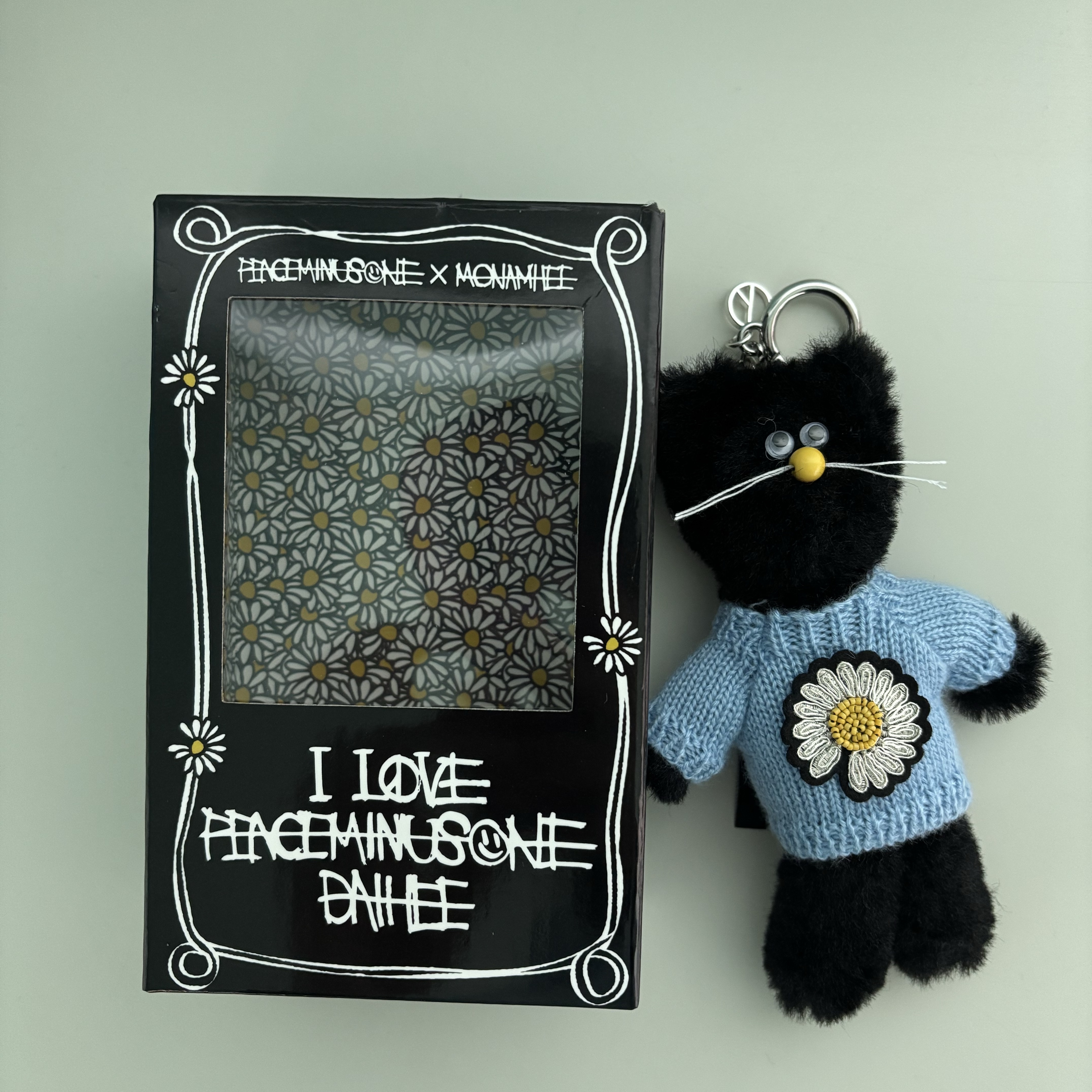 Monamhee x Peaceminusone Daihee Plush Keyring 착용 스타일