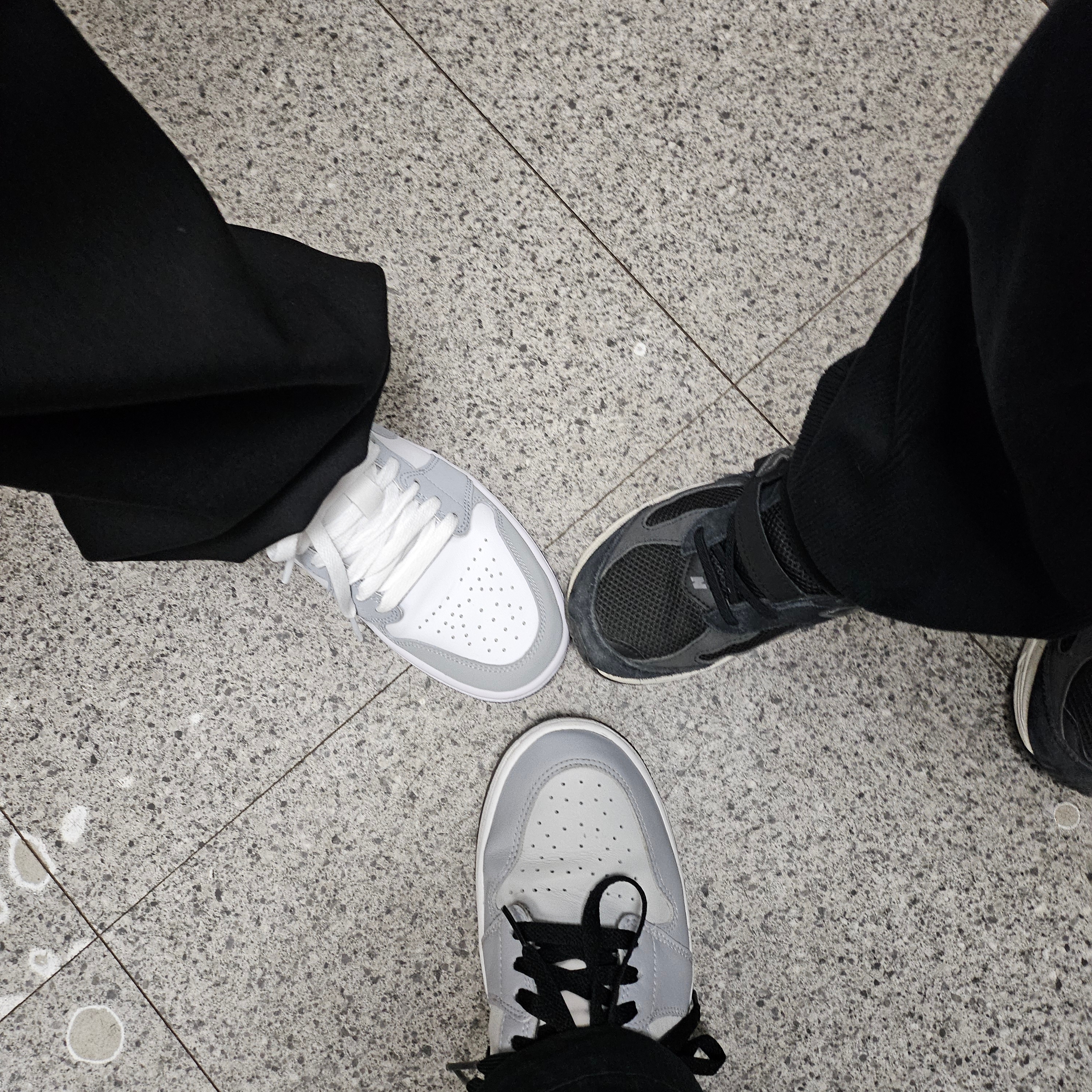 (W) 조던 1 로우 화이트 울프 그레이, 조던 1 로우 골프 울프 그레이 착용 스타일 - 1