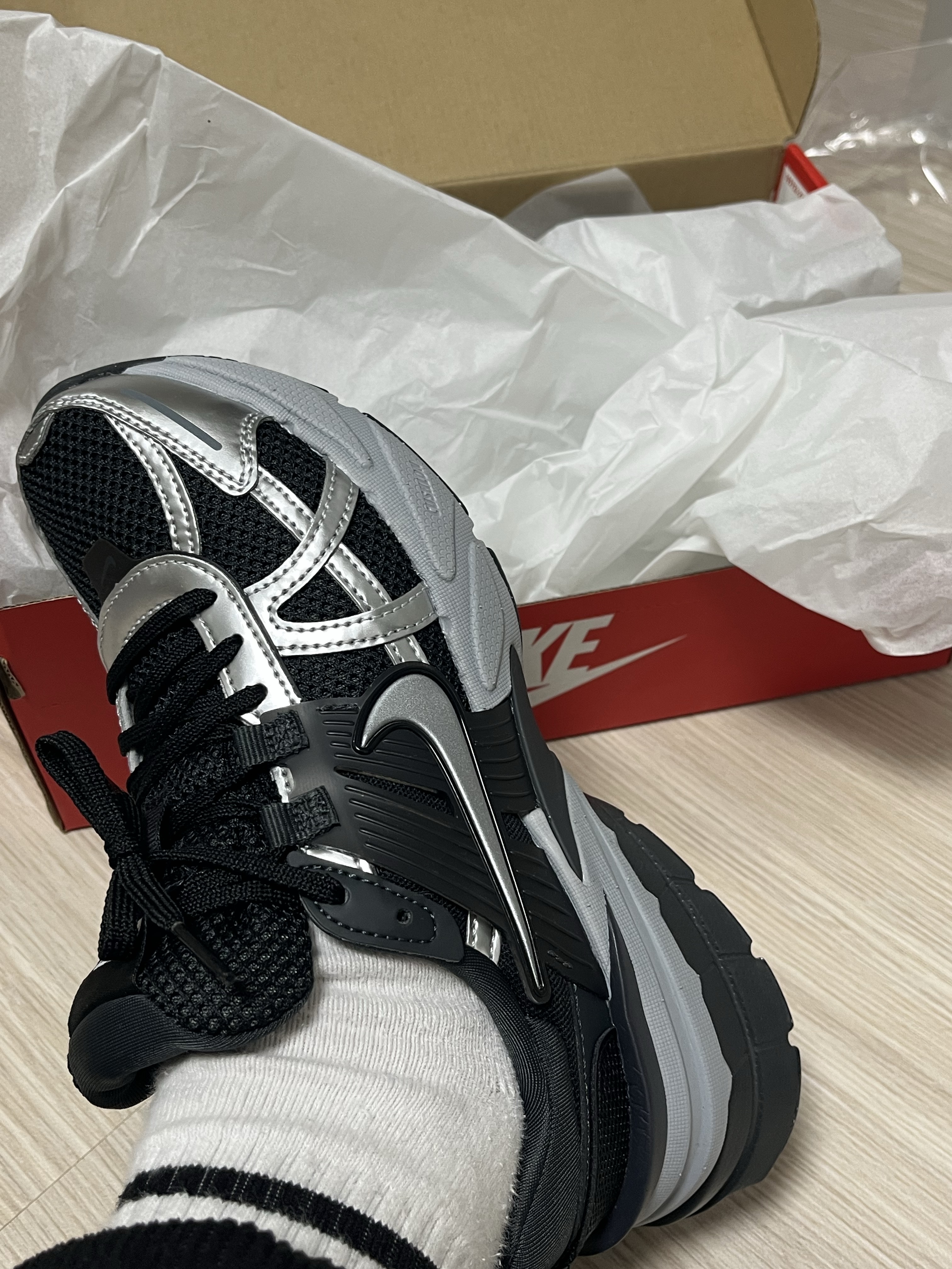 (W) Nike V2K Run Black Dark Smoke Grey 착용 스타일