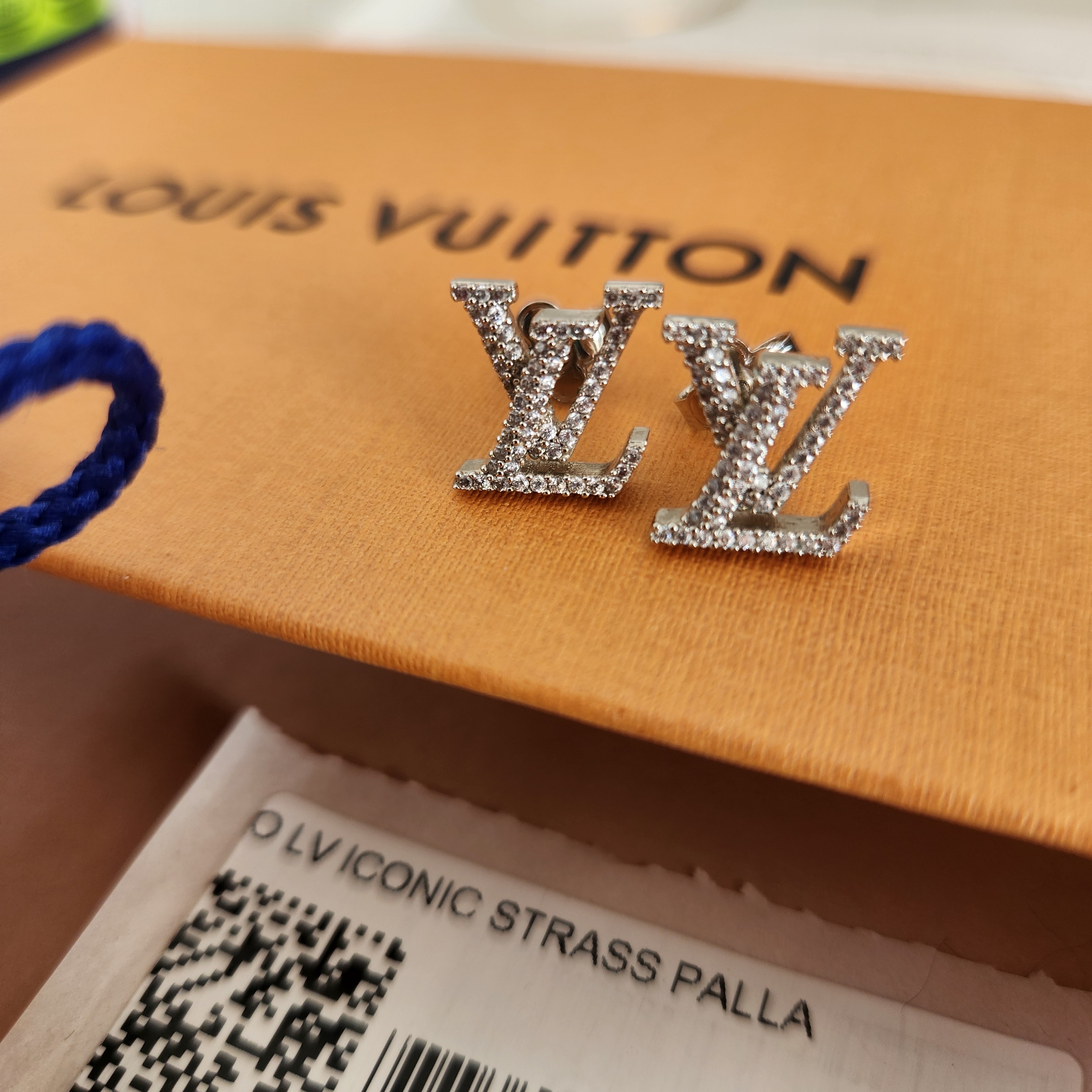 (W) Louis Vuitton LV Iconic Earrings Silver 착용 스타일 - 1