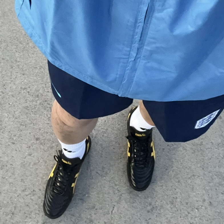 Asics C3 FF TF Black Saffron 착용 스타일 - 1