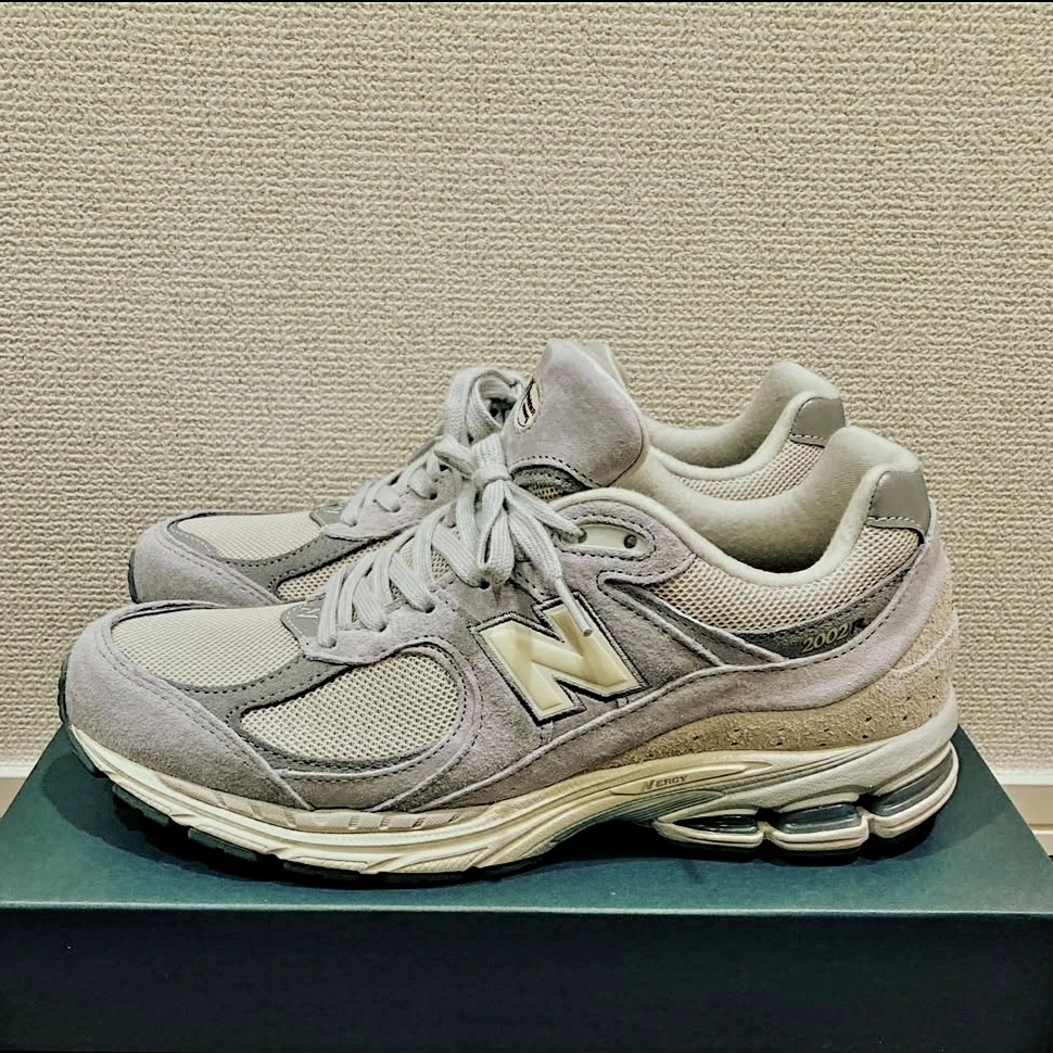 New Balance 2002R Concrete Calm Taupe 착용 스타일