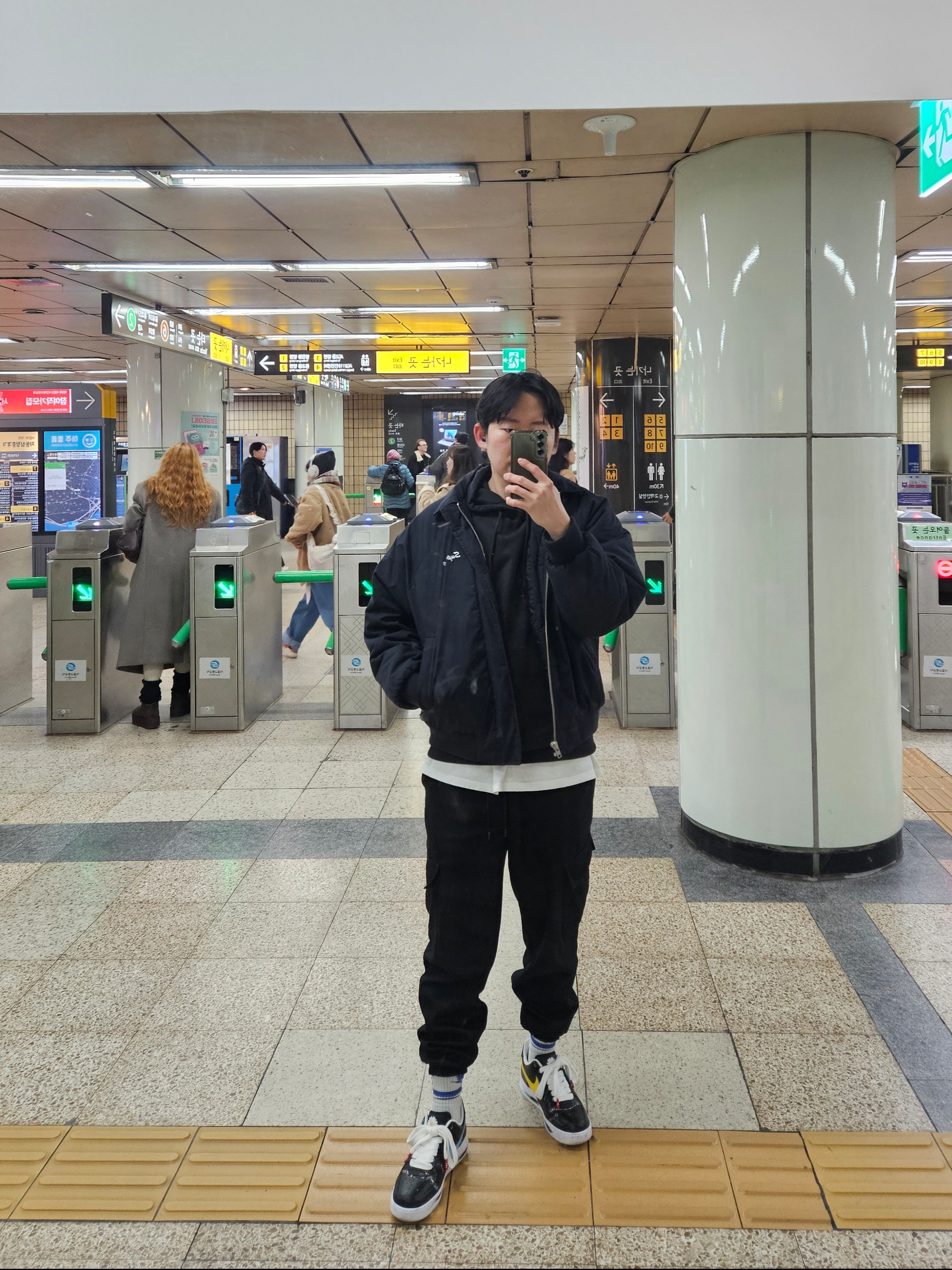 슈프림 피스 자수 워크 자켓 네이비 - 23FW, 나이키 x 피스마이너스원 에어포스 1 로우 파라노이즈 3.0 블랙 앤 멀티컬러 착용 스타일