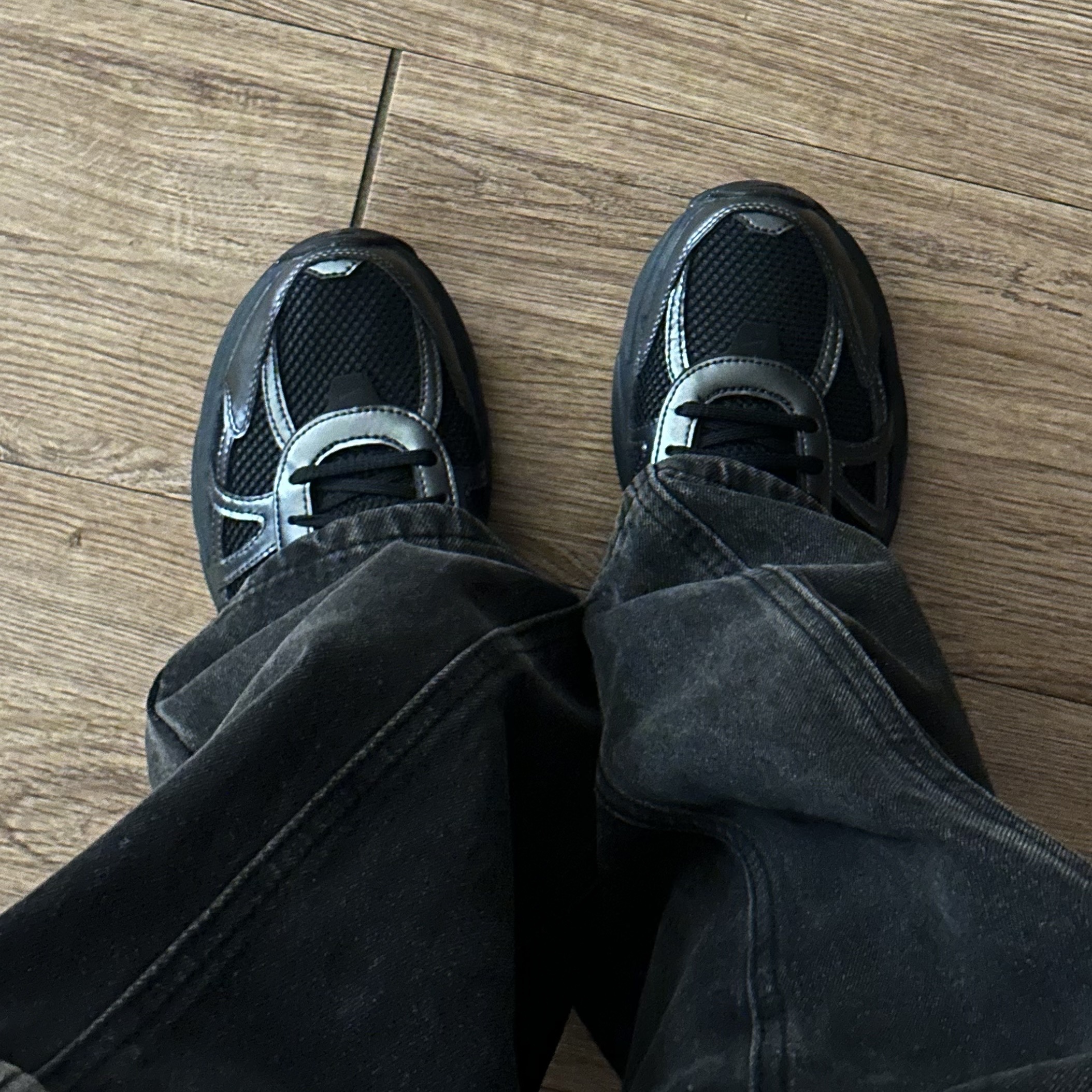Nike V2K Run Black Anthracite 착용 스타일 - 1