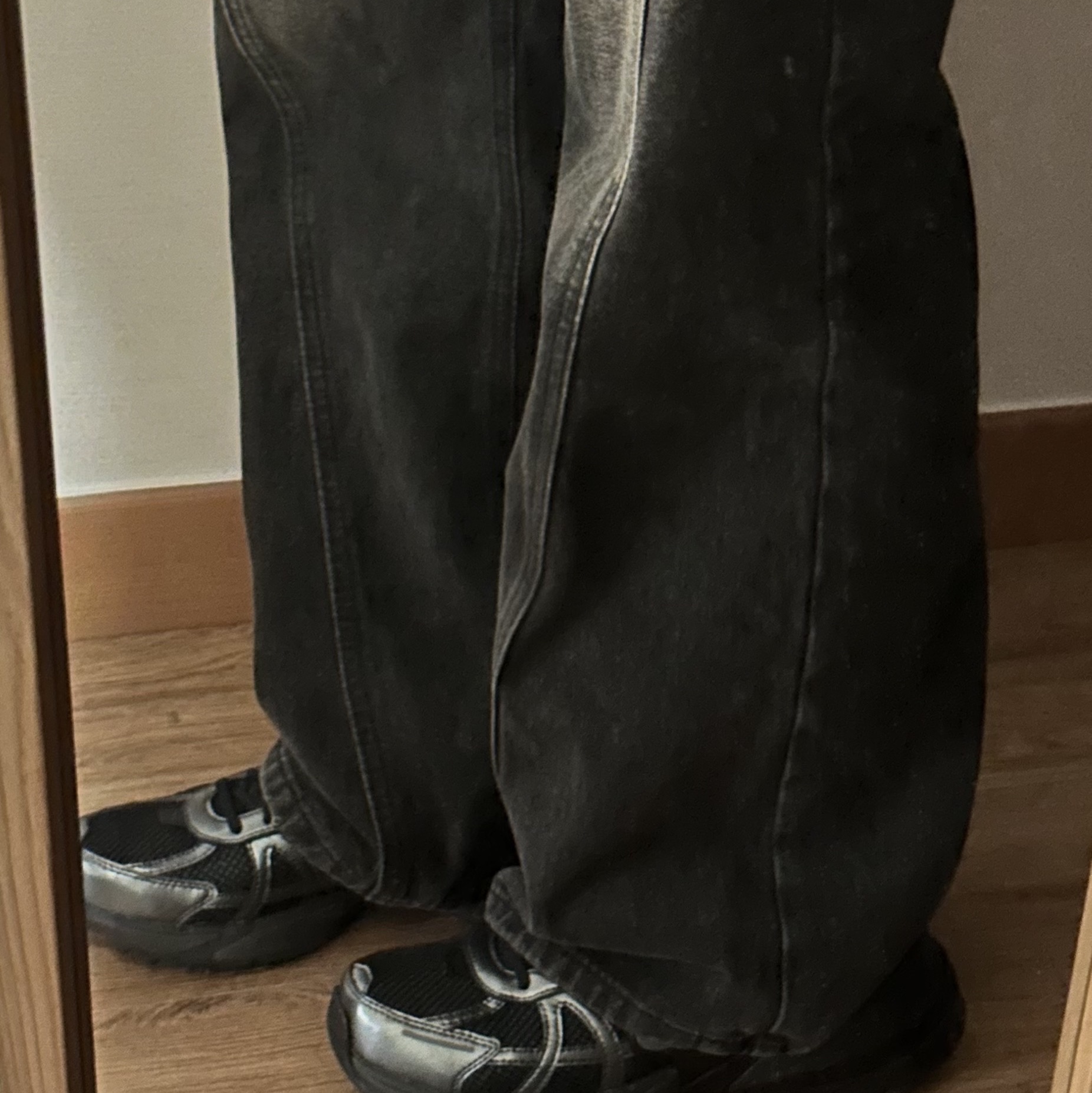 Nike V2K Run Black Anthracite 착용 스타일 - 2