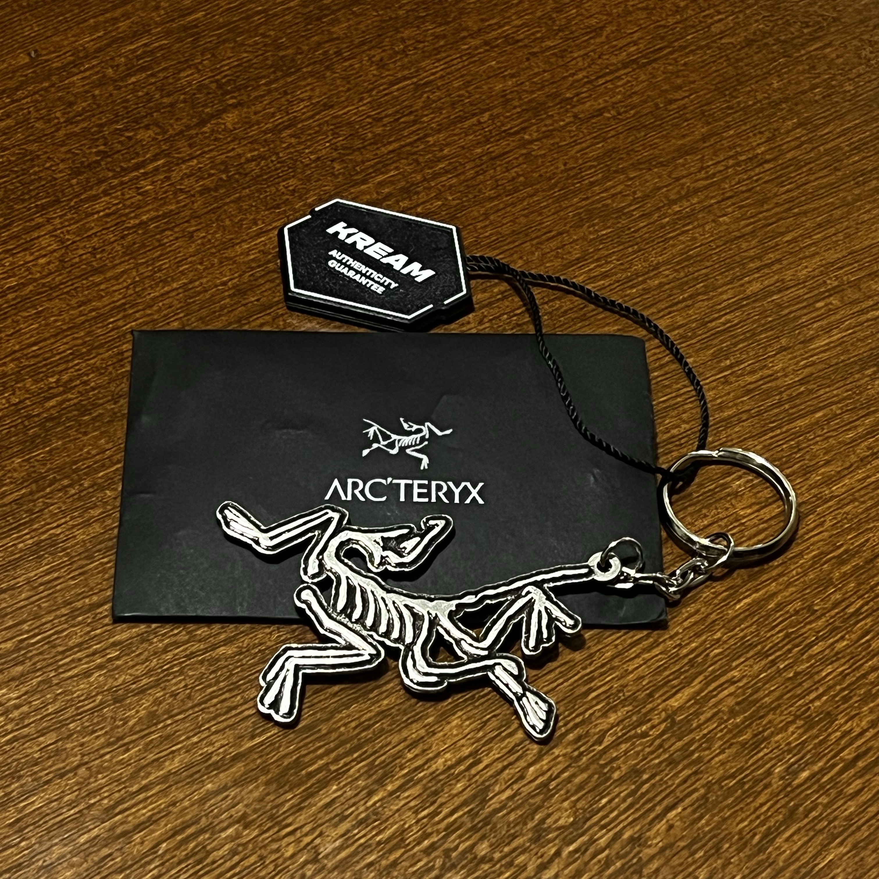 Arc'teryx Keyring Metal 착용 스타일