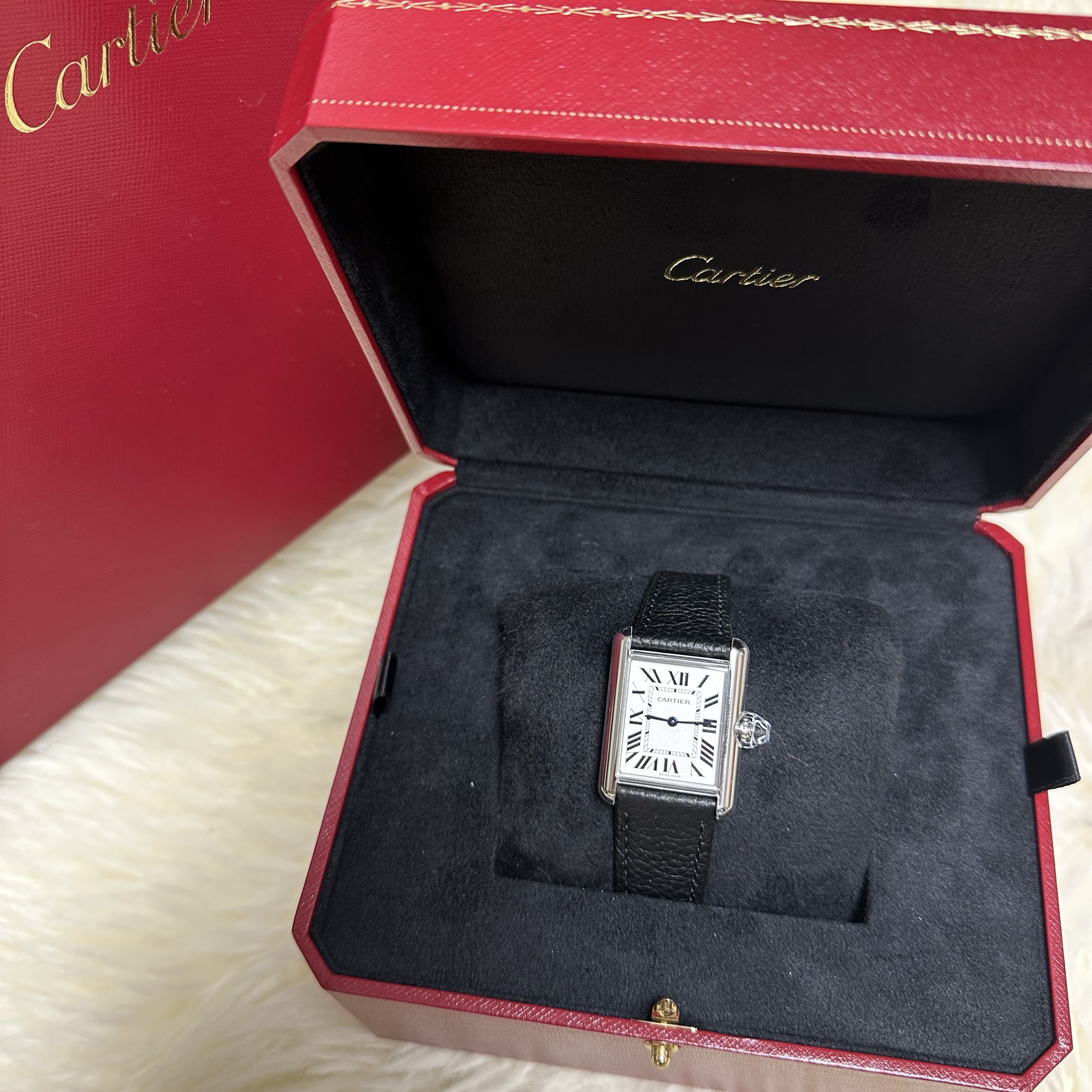 Cartier Tank Must Watch Large Quartz Steel Calfskin Black 착용 스타일