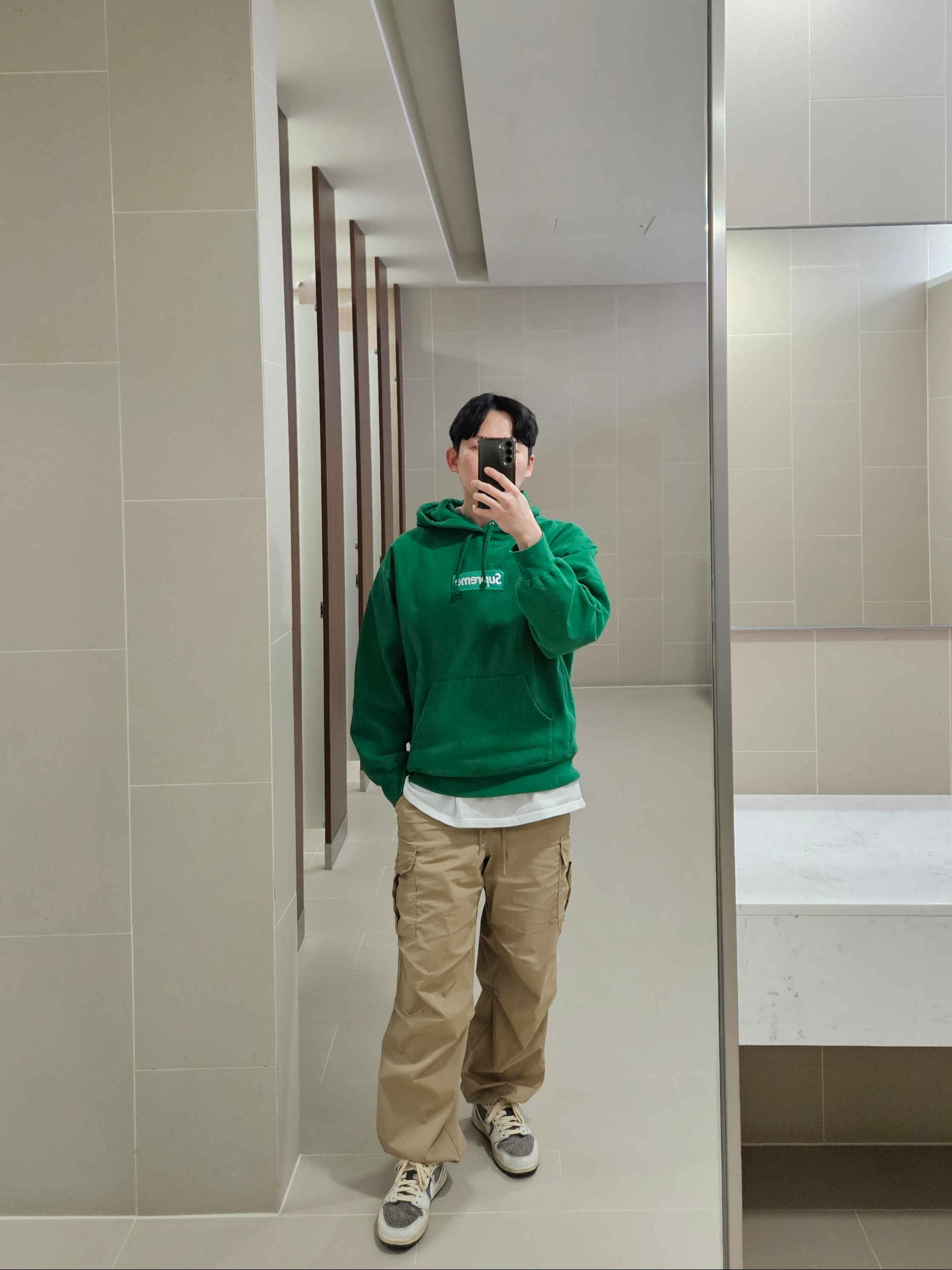 Supreme Box Logo Hooded Sweatshirt Green - 24FW, Jordan 1 x Travis Scott Retro Low OG SP Sail and Ridgerock 착용 스타일