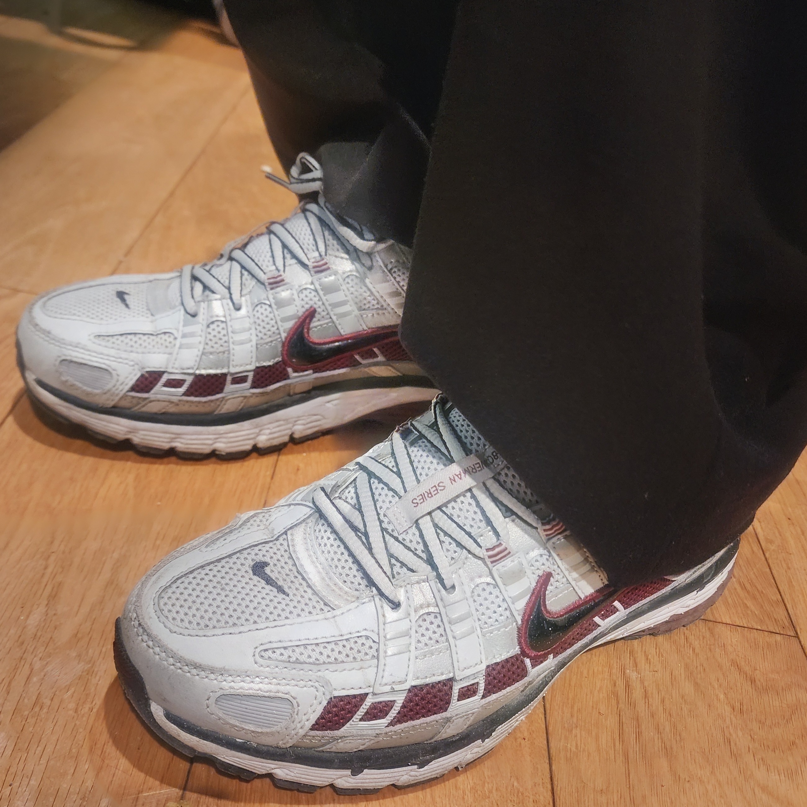 Nike P-6000 Pure Platinum Dark Team Red 착용 스타일
