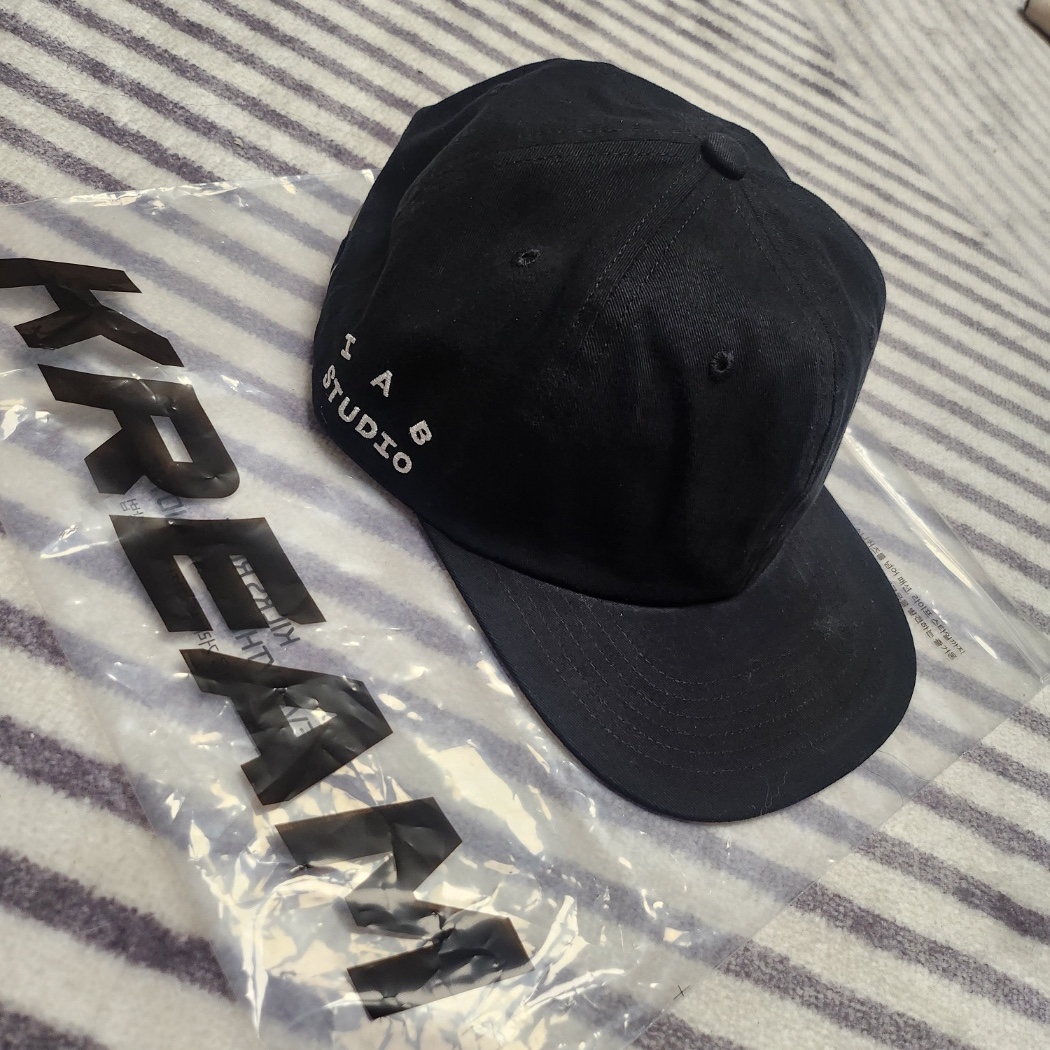 IAB Studio Cap Black White 착용 스타일