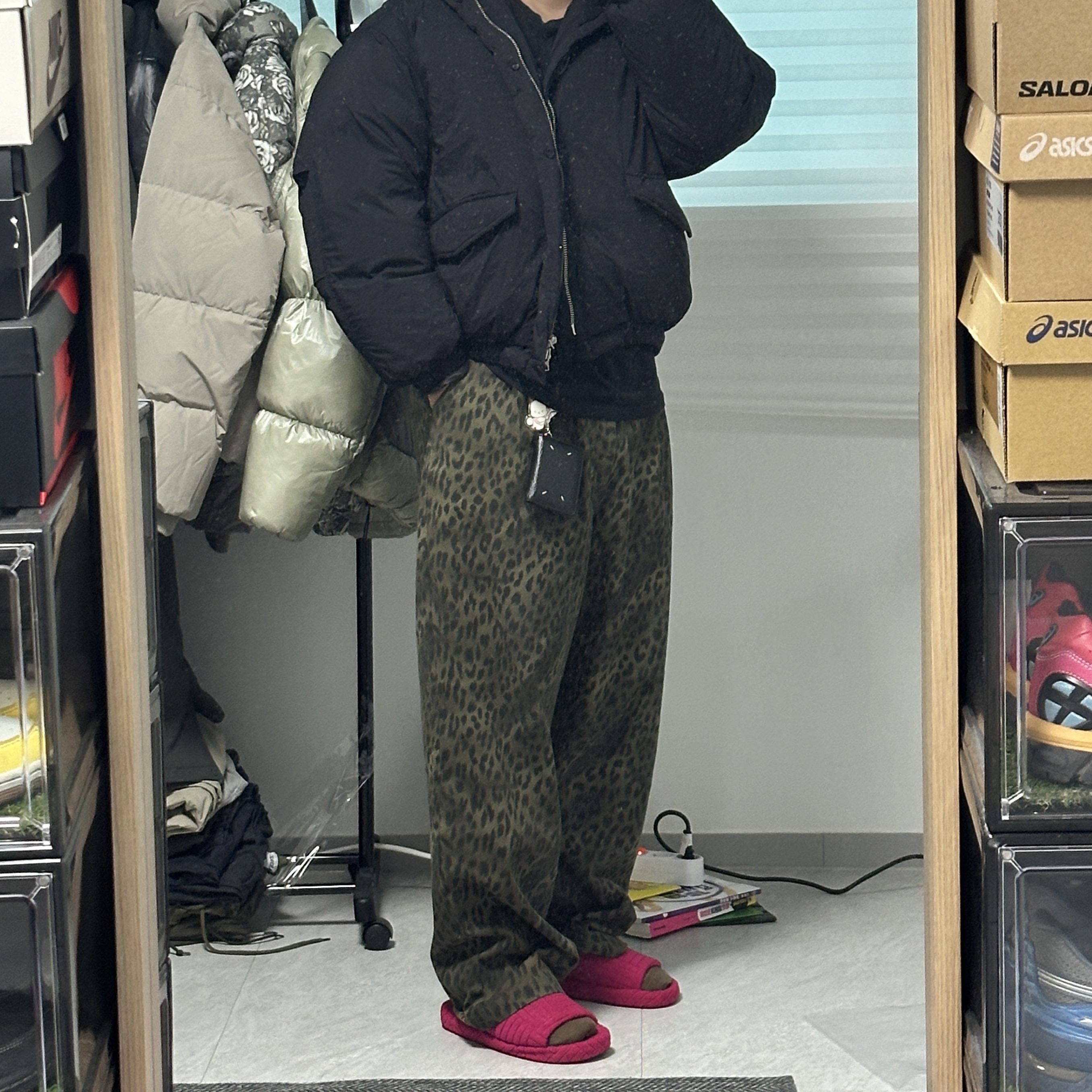 ersco Leopard Baggy Trousers Khaki, Maison Margiela Keyring Wallet Black 착용 스타일