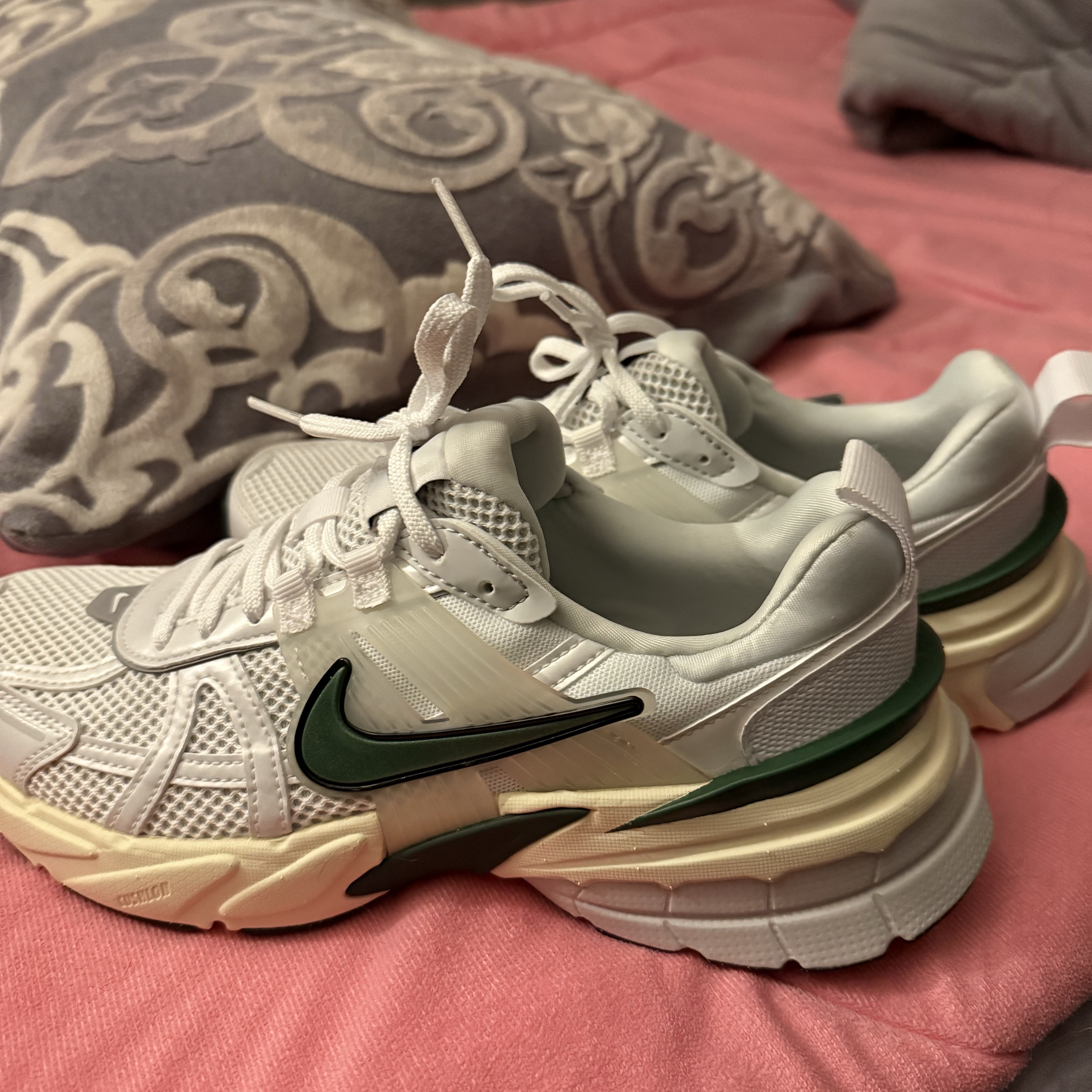 Nike V2K Run White Fir 착용 스타일 - 2