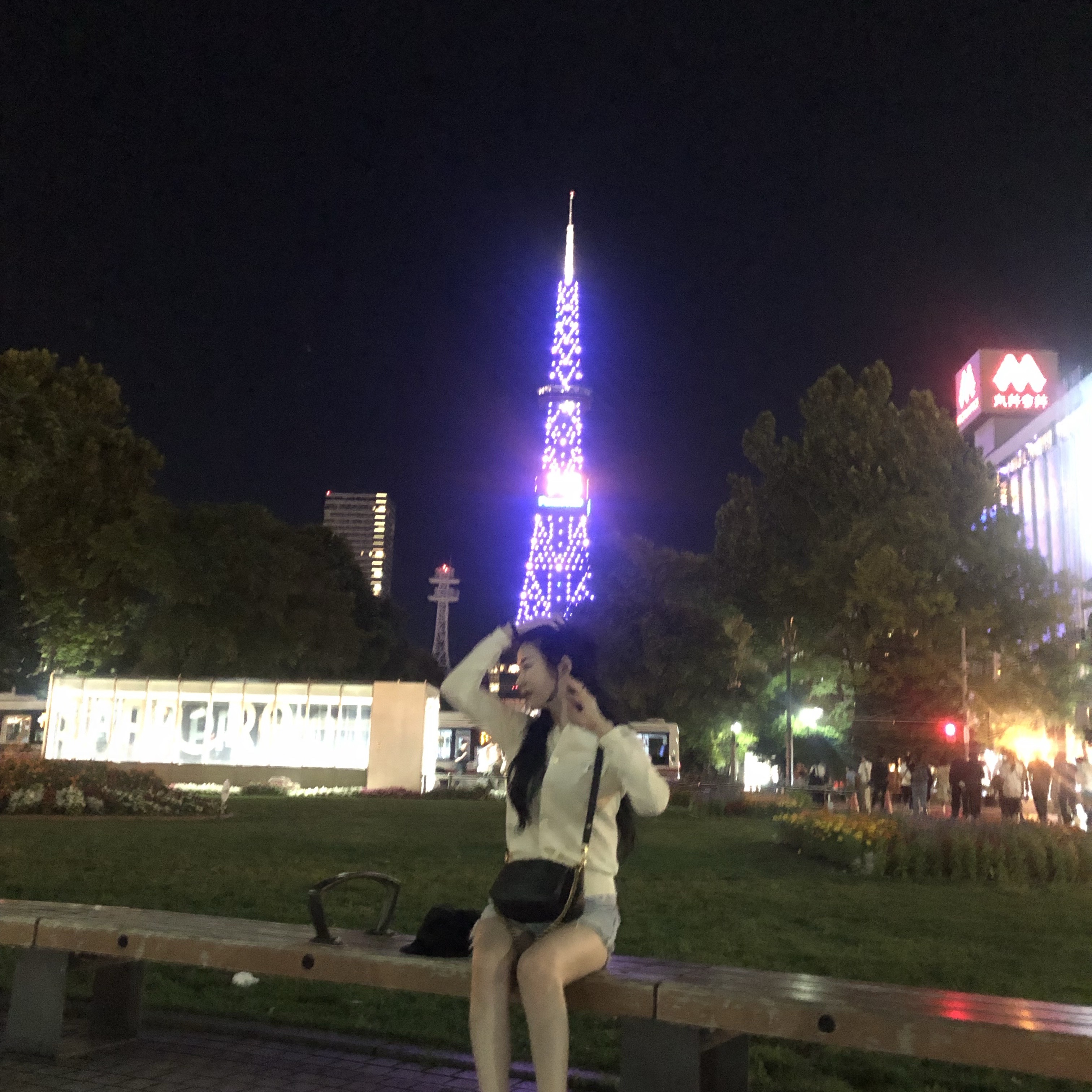 플레이 꼼데가르송 화이트 하트 니트 가디건 내츄럴, 셀린느 코튼 개버딘 자수 버킷햇 울트라 블랙 착용 스타일 - 2