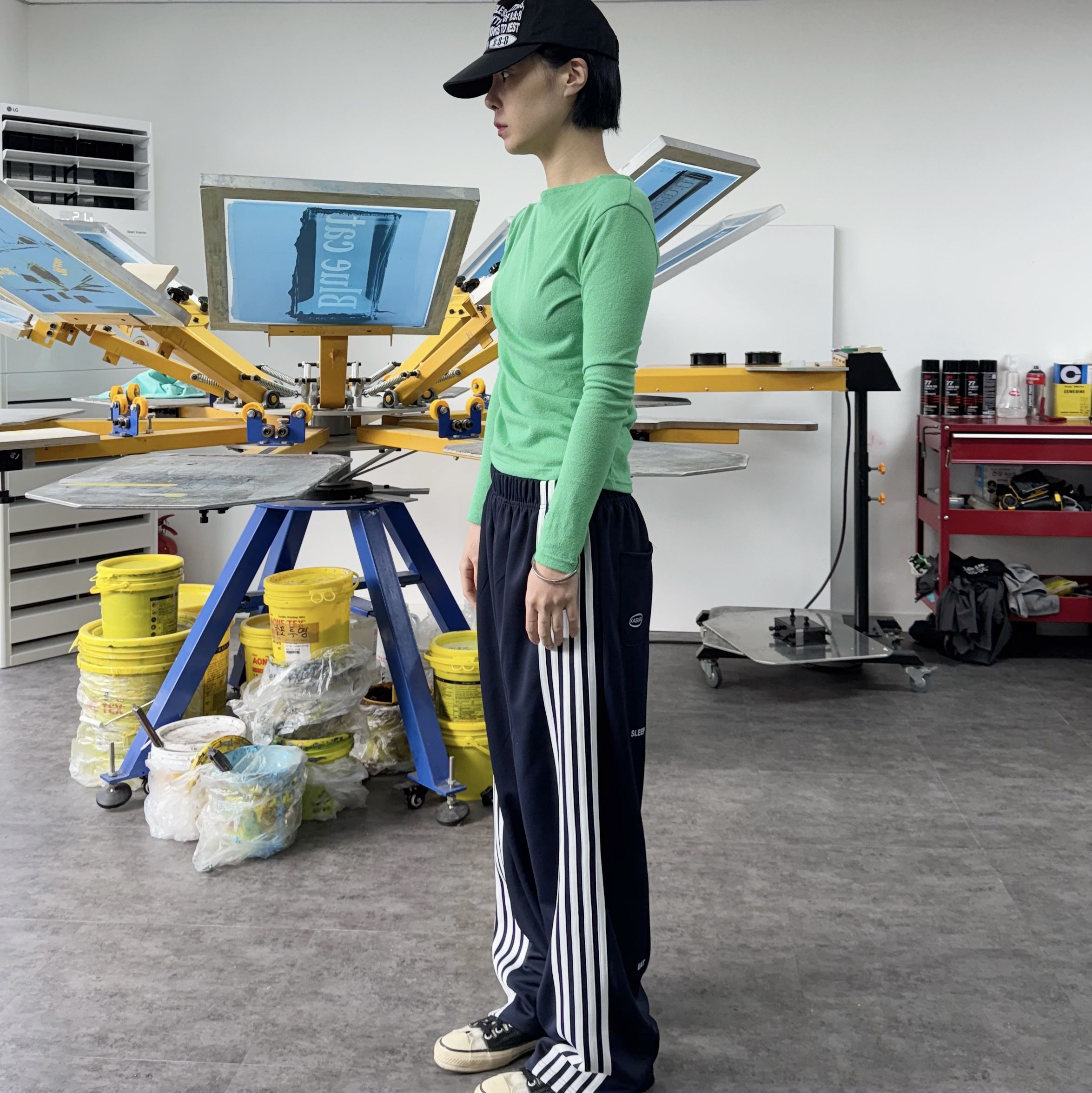 Kasual Manual Track Pants Navy 착용 스타일 - 2