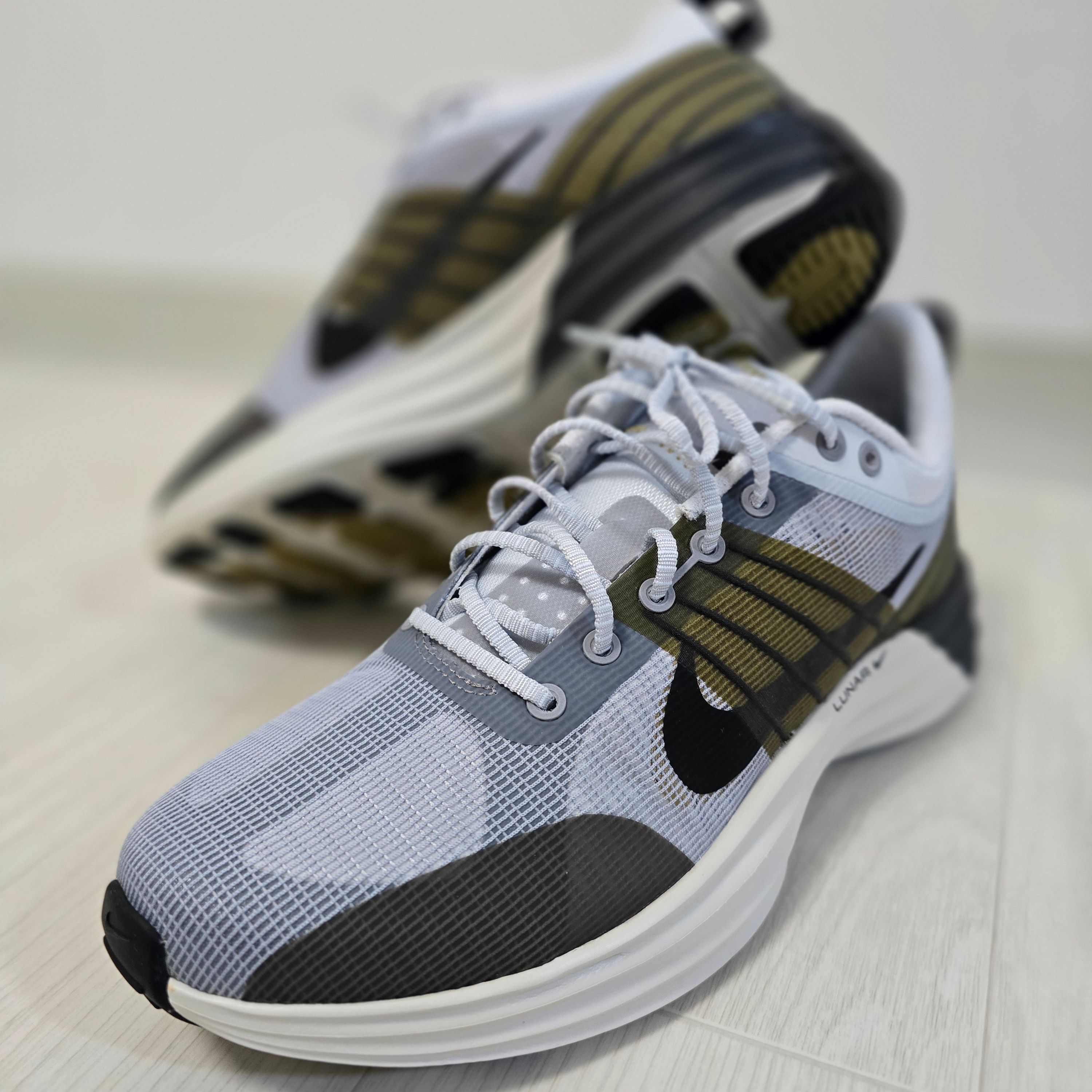 Nike Lunar Roam Platinum Tint Desert Moss 착용 스타일