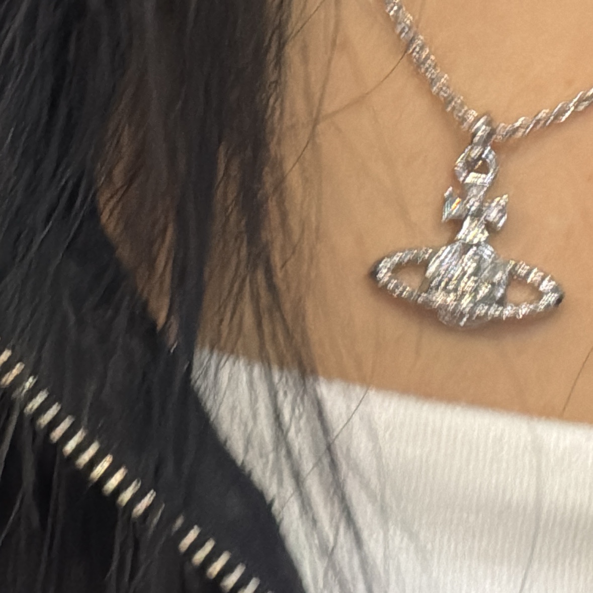 Vivienne Westwood Mayfair Bas Relief Pendant Silver 착용 스타일