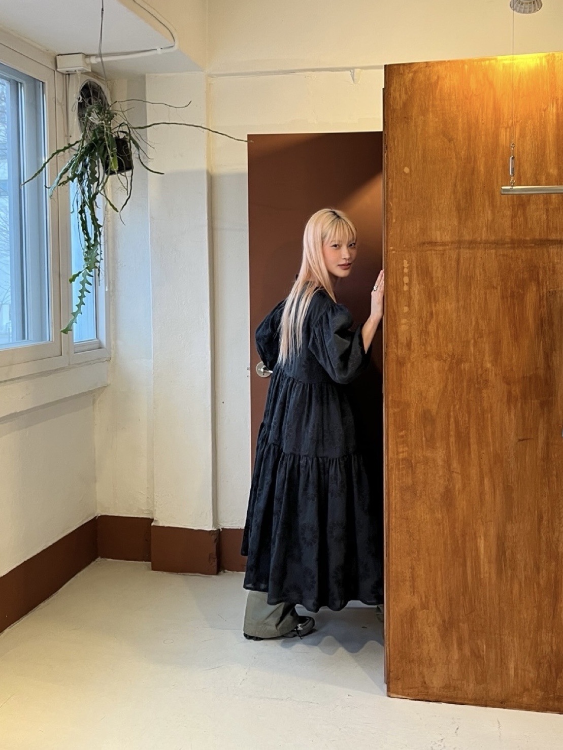 아식스 젤 퀀텀 키네틱 그래파이트 그레이 블랙 착용 스타일 - 2