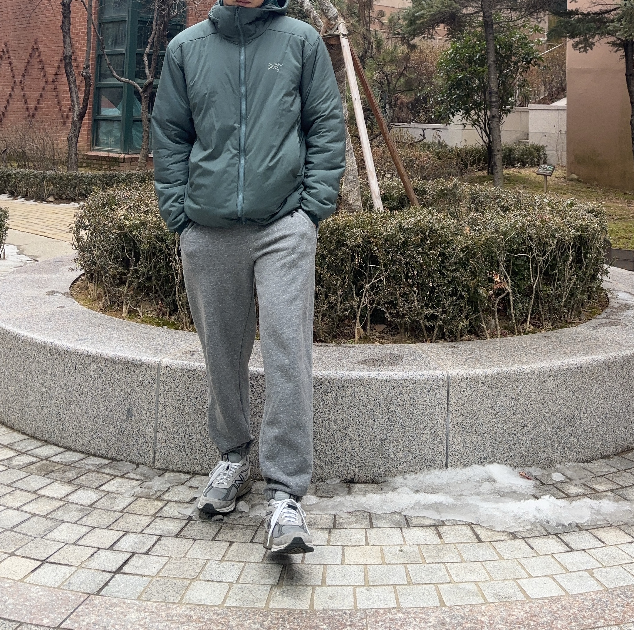 Arc'teryx Atom Heavyweight Hoody Boxcar, New Balance 990v4 Made in USA Grey Navy 착용 스타일