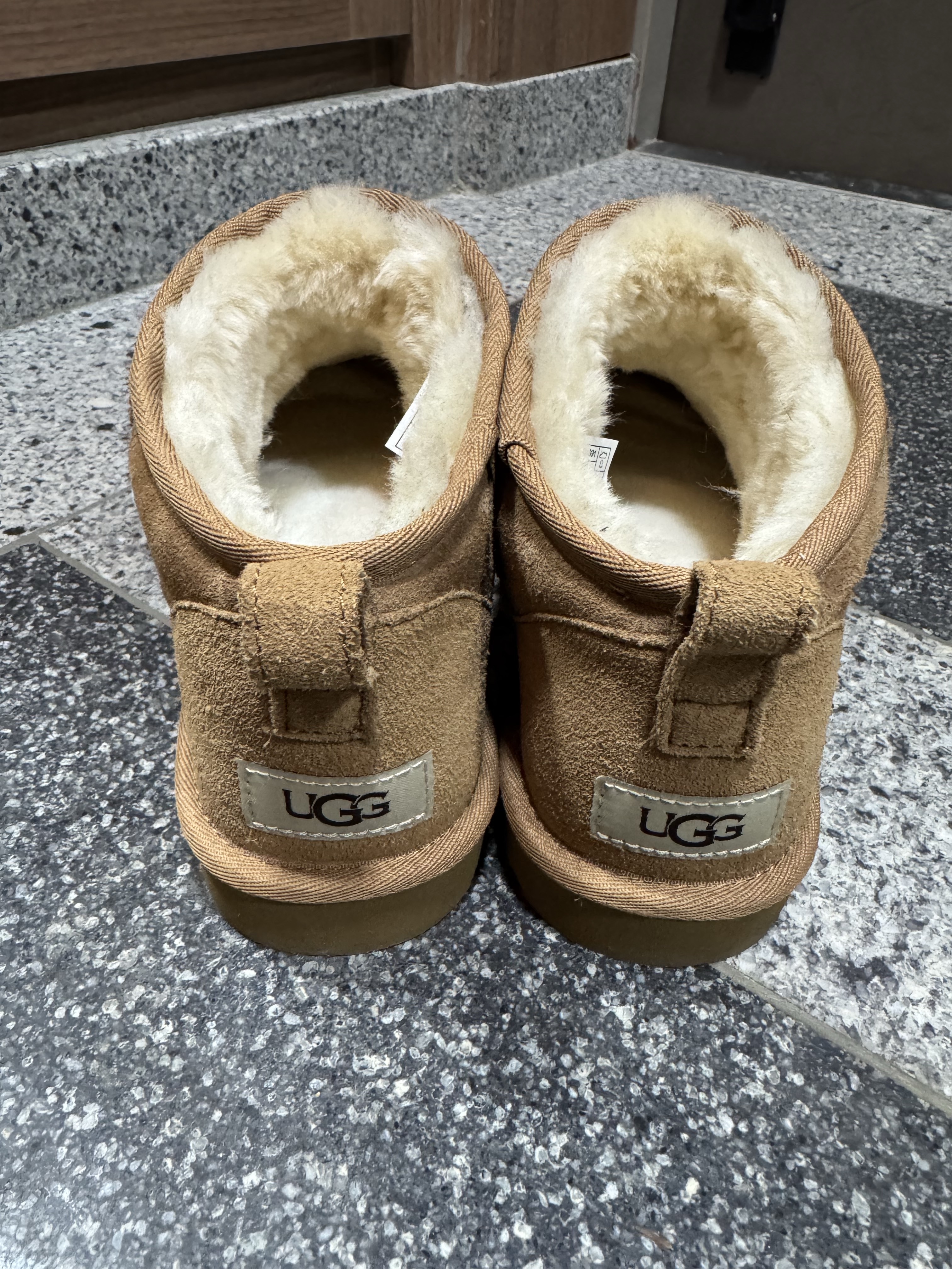UGG Classic Ultra Mini Chestnut 착용 스타일 - 2