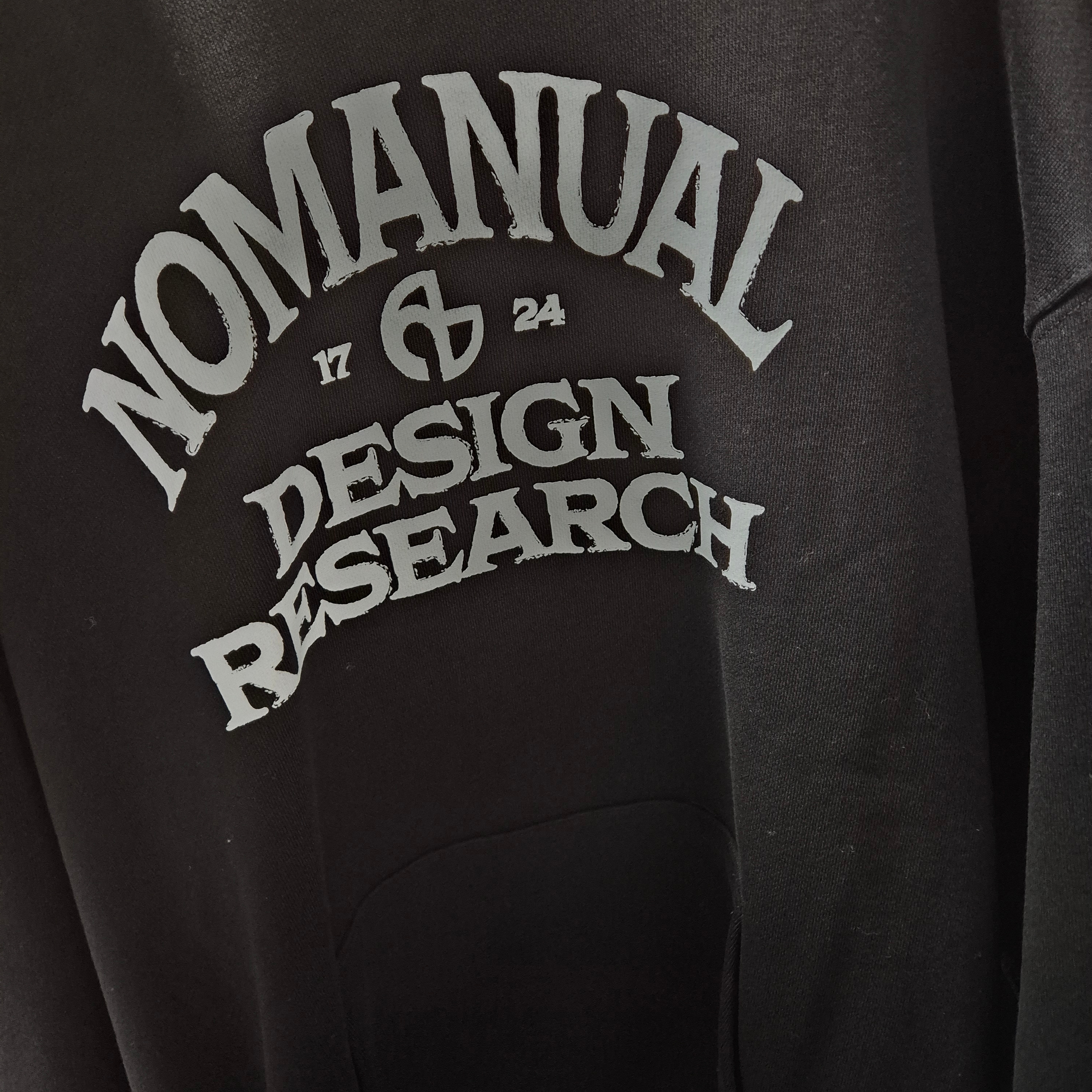 NOMANUAL A.G Hoodie Black 착용 스타일