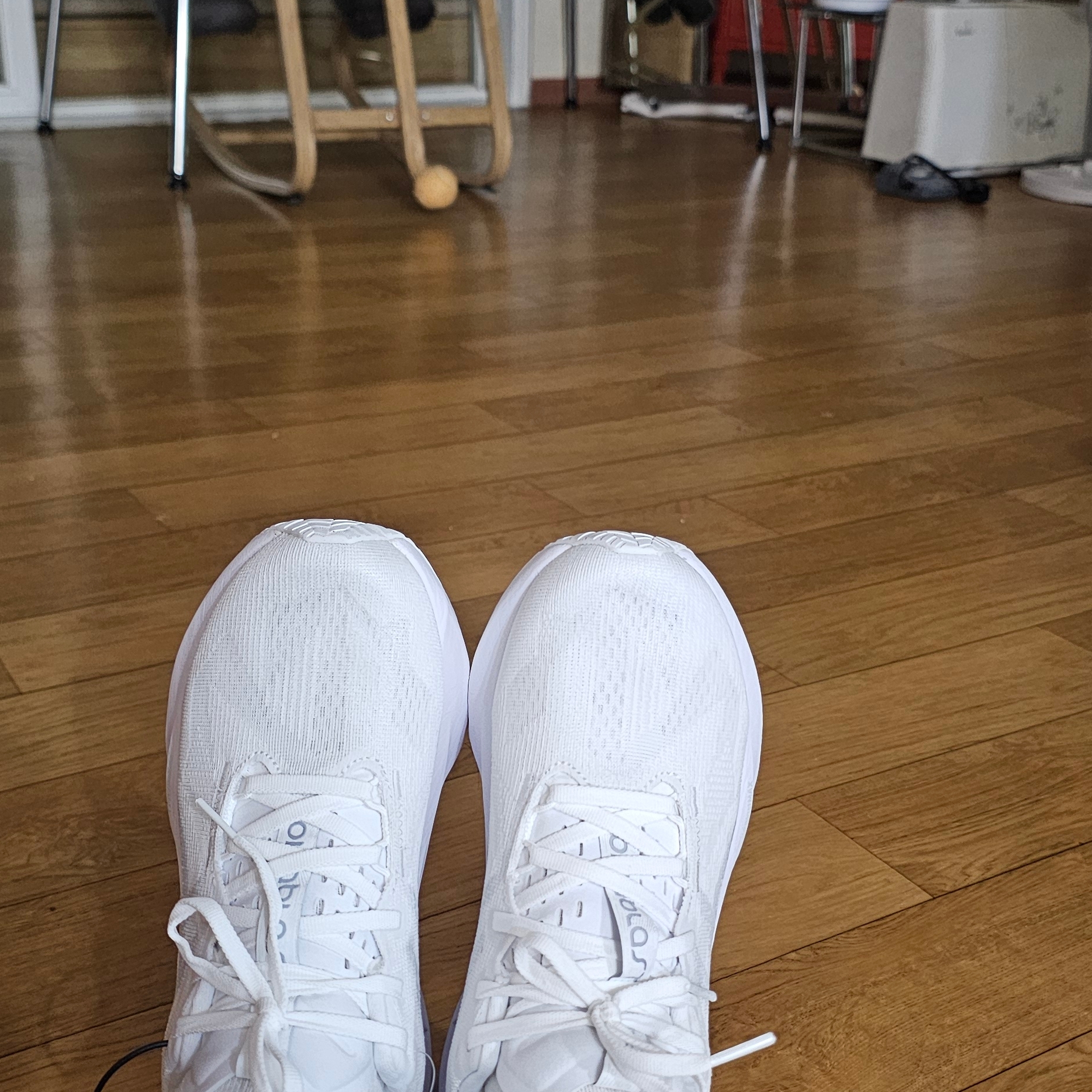 Asics Novablast 5 White Piedmont Grey 착용 스타일 - 1