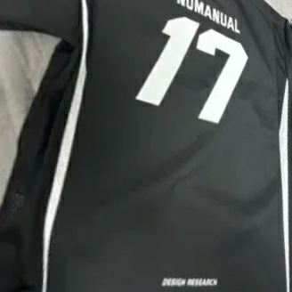 NOMANUAL 17 Mesh Block Football Jersey Black 착용 스타일