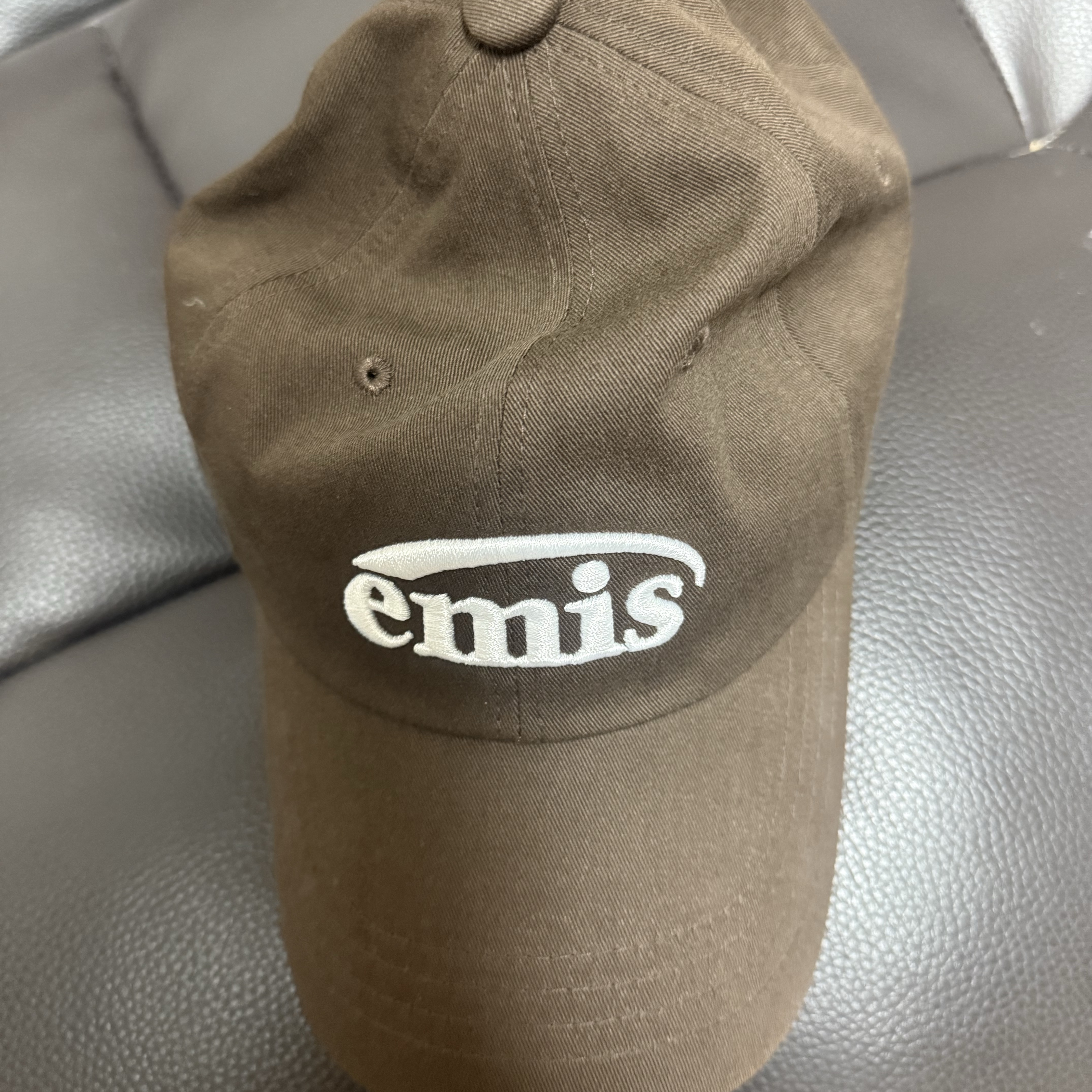 Emis New Logo Emis Cap Brown 착용 스타일