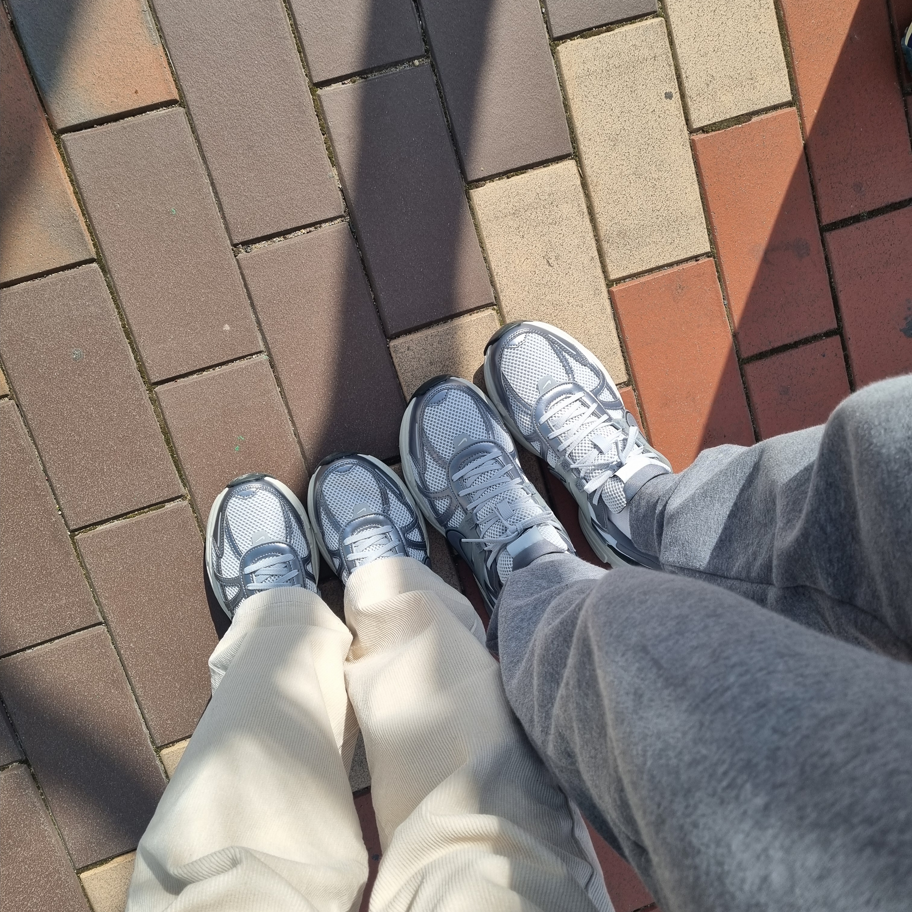 Nike V2K Run Pure Platinum Wolf Grey 착용 스타일