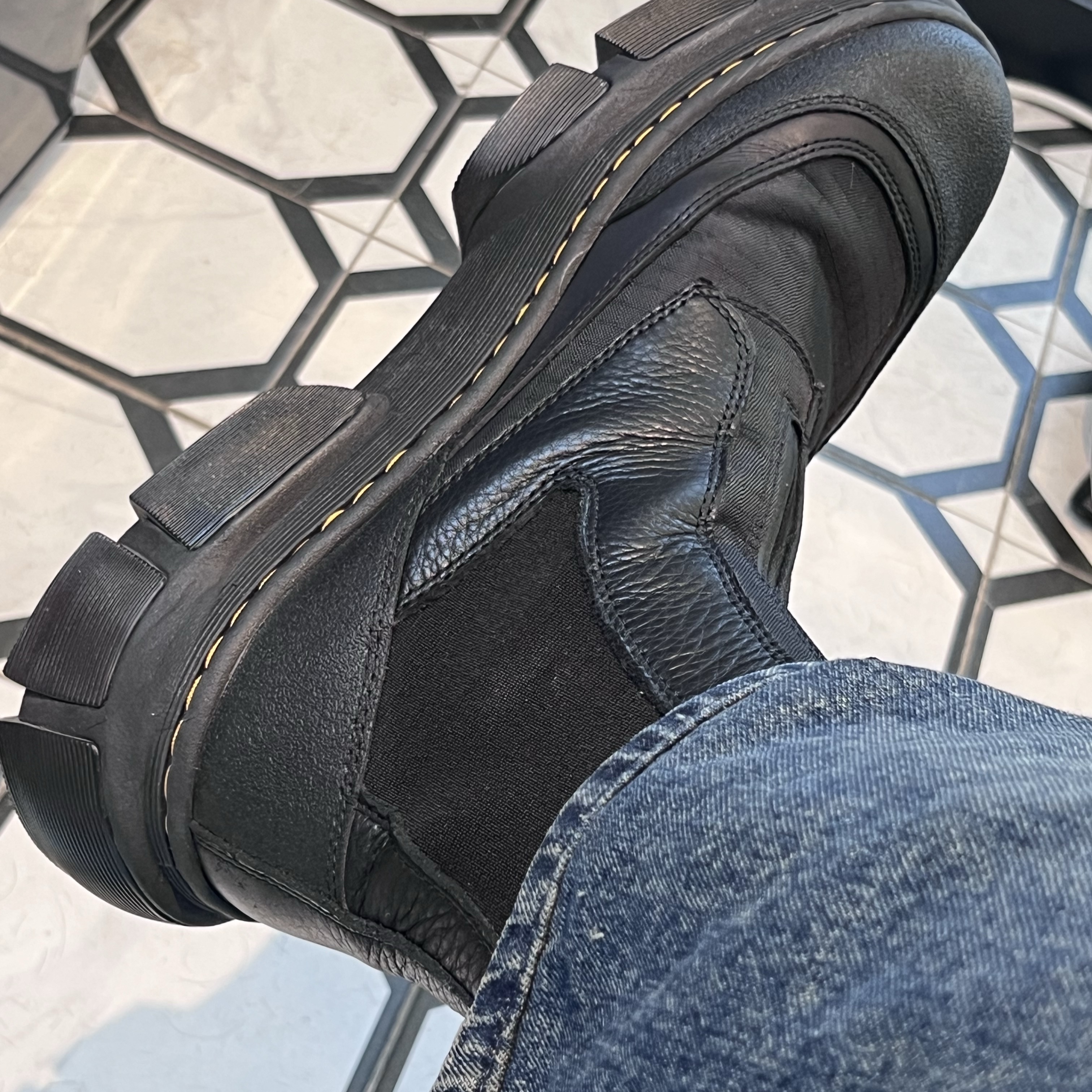 Dr. Martens 2976 DMXL Chelsea Boots Black - 24FW 착용 스타일