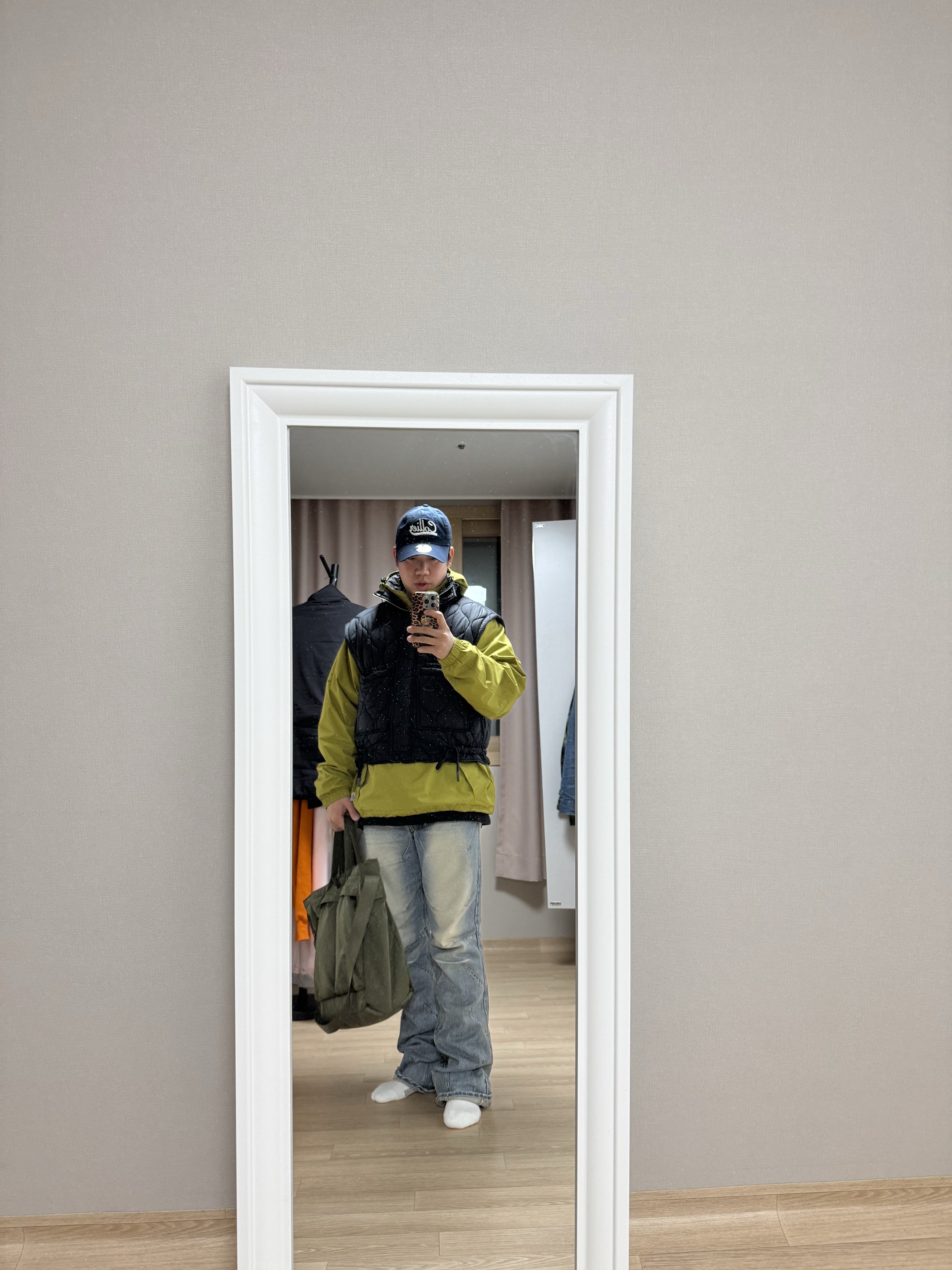 Uniqlo 2-Way Utility Bag Olive, Reebok x Kanghyuk Premier Road Modern Mid Black 착용 스타일 - 4