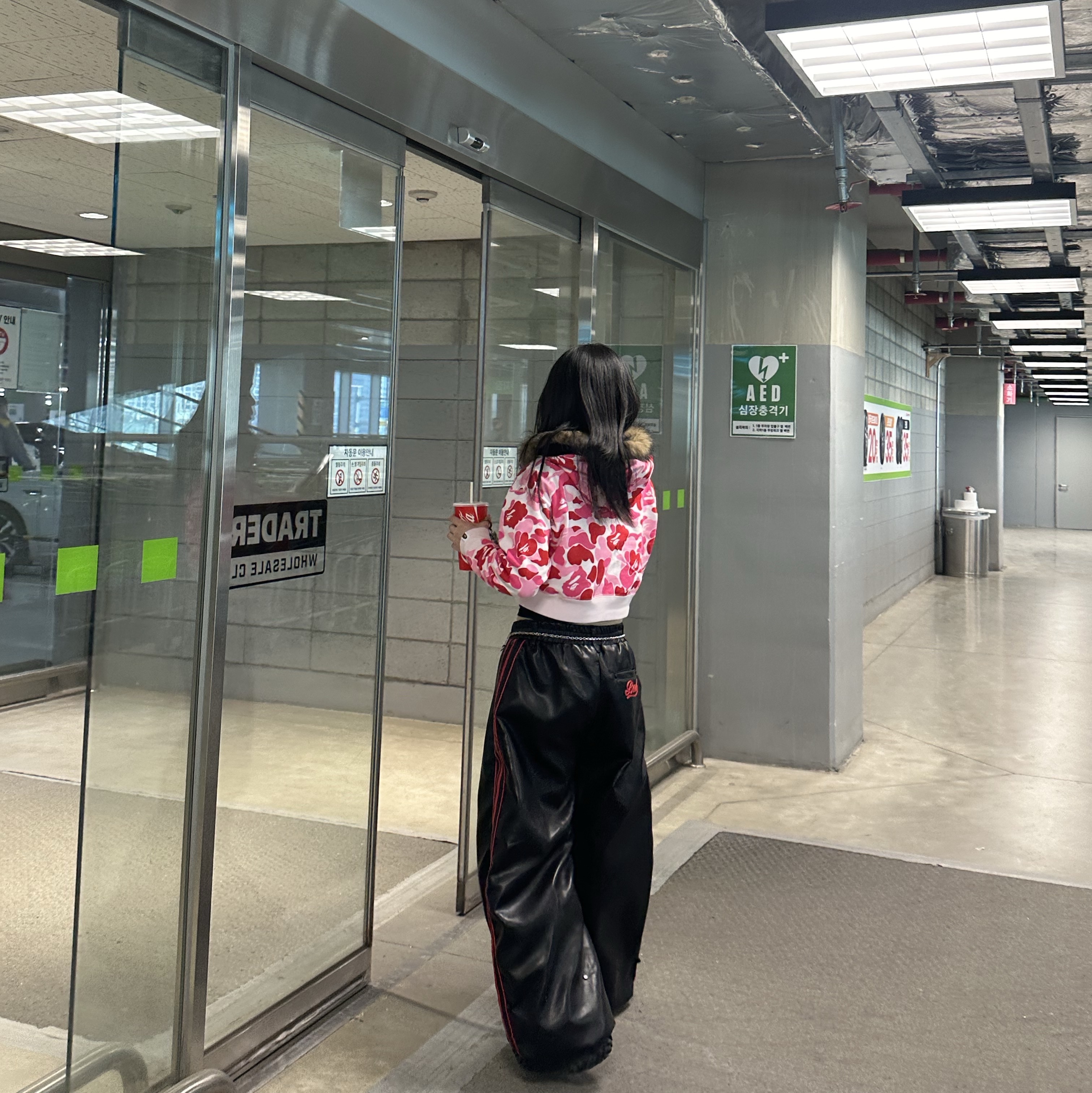 (W) BAPE ABC Camo Full Zip Hoodie Pink, Balenciaga Defender Sneakers Black 착용 스타일 - 1