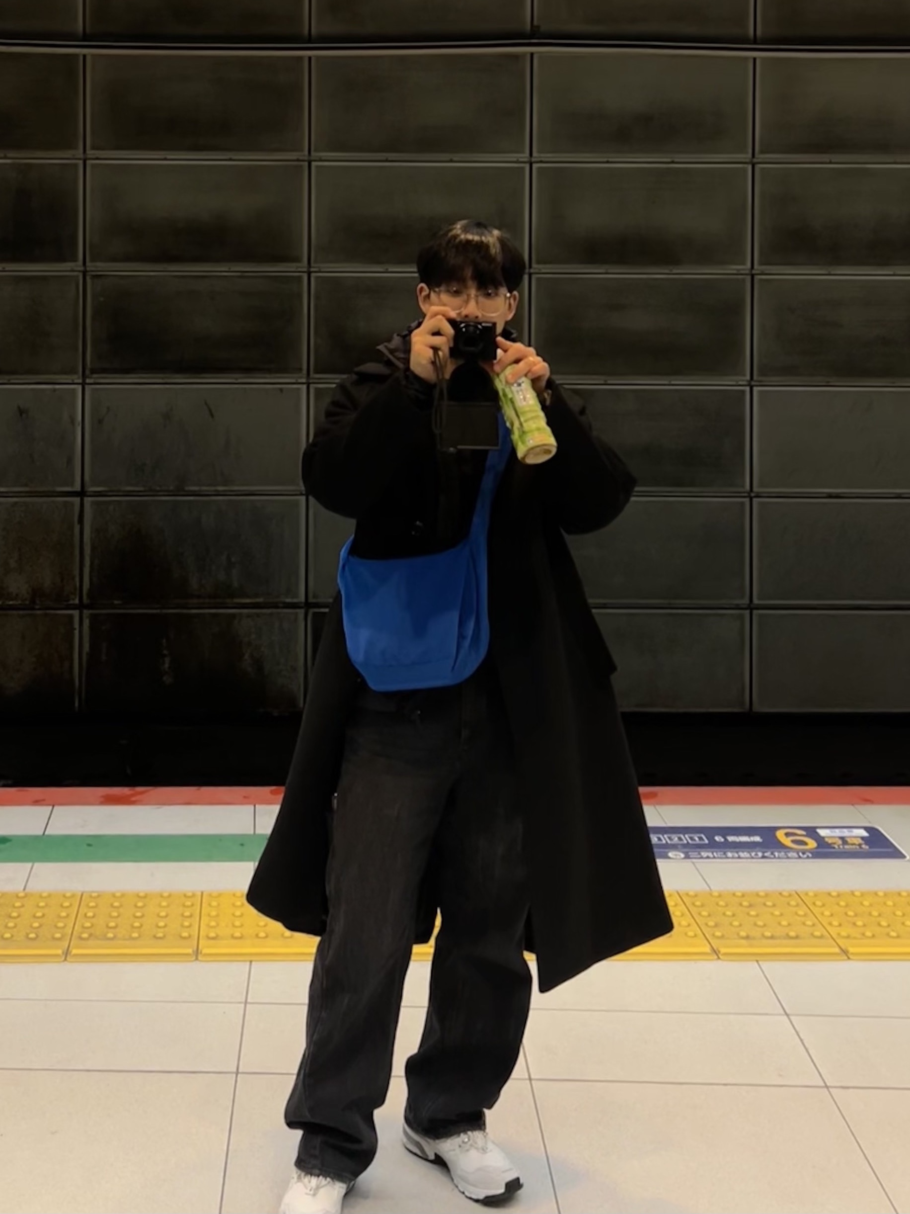 COS Nylon Crossbody Saddle Bag Blue, Salomon ACS + CSWP Lunar Rock Silver 착용 스타일