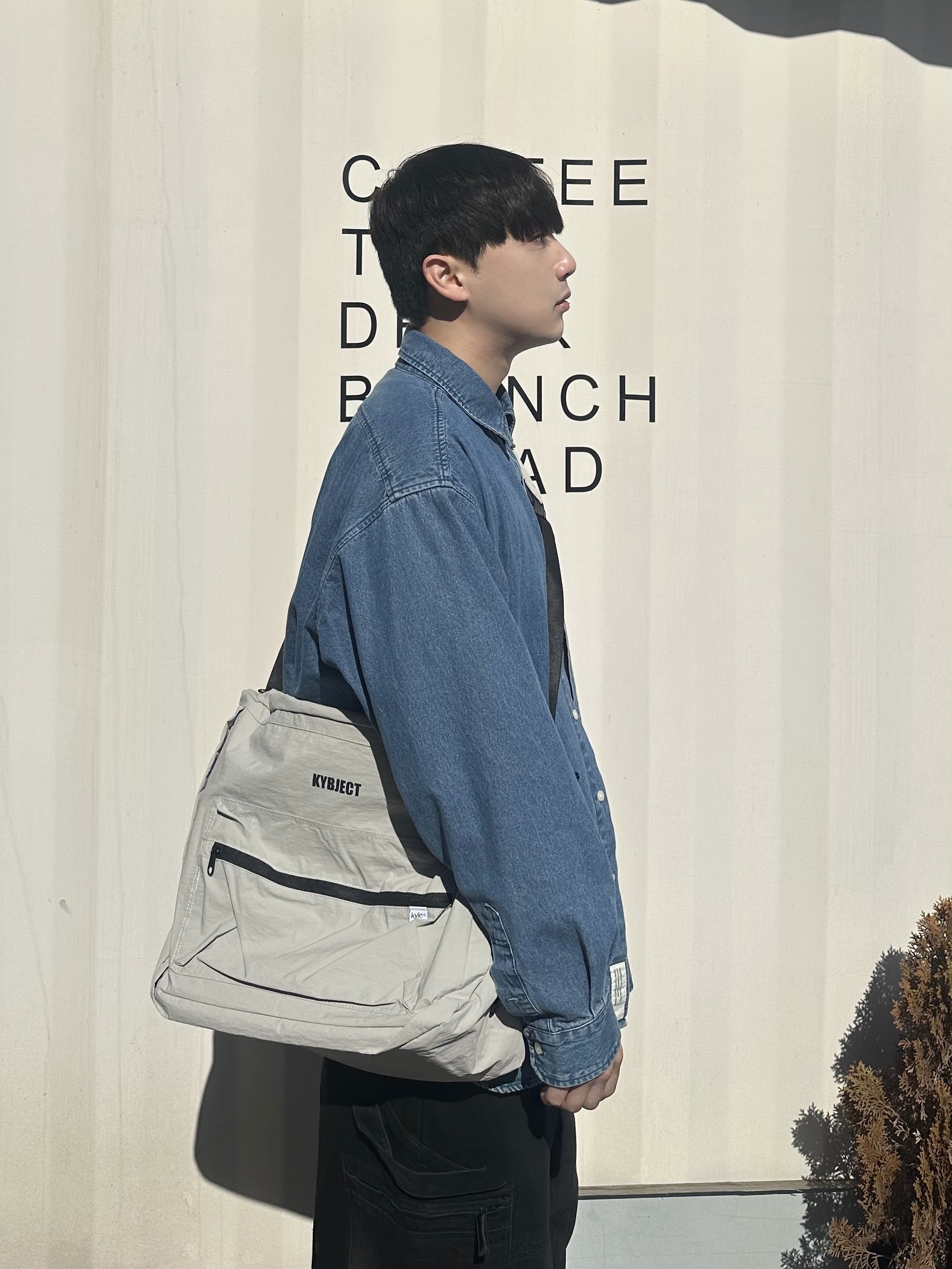 발렌시아가 카고 스니커즈 화이트 그레이 착용 스타일 - 2