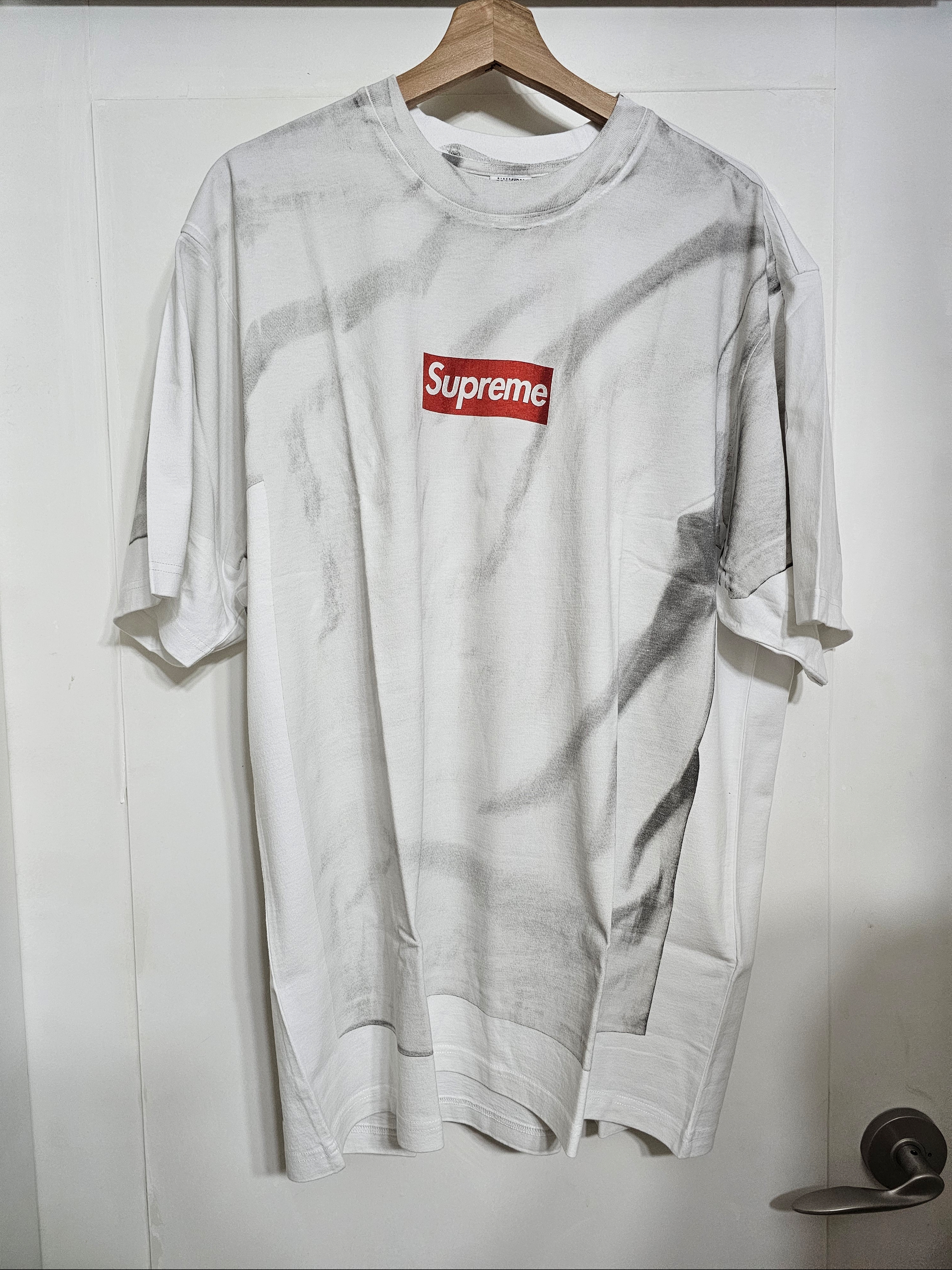 Supreme x MM6 Maison Margiela Box Logo T-Shirt White - 24SS, Karactor Ptery Double Knee Pants Washed blue 착용 스타일 - 1