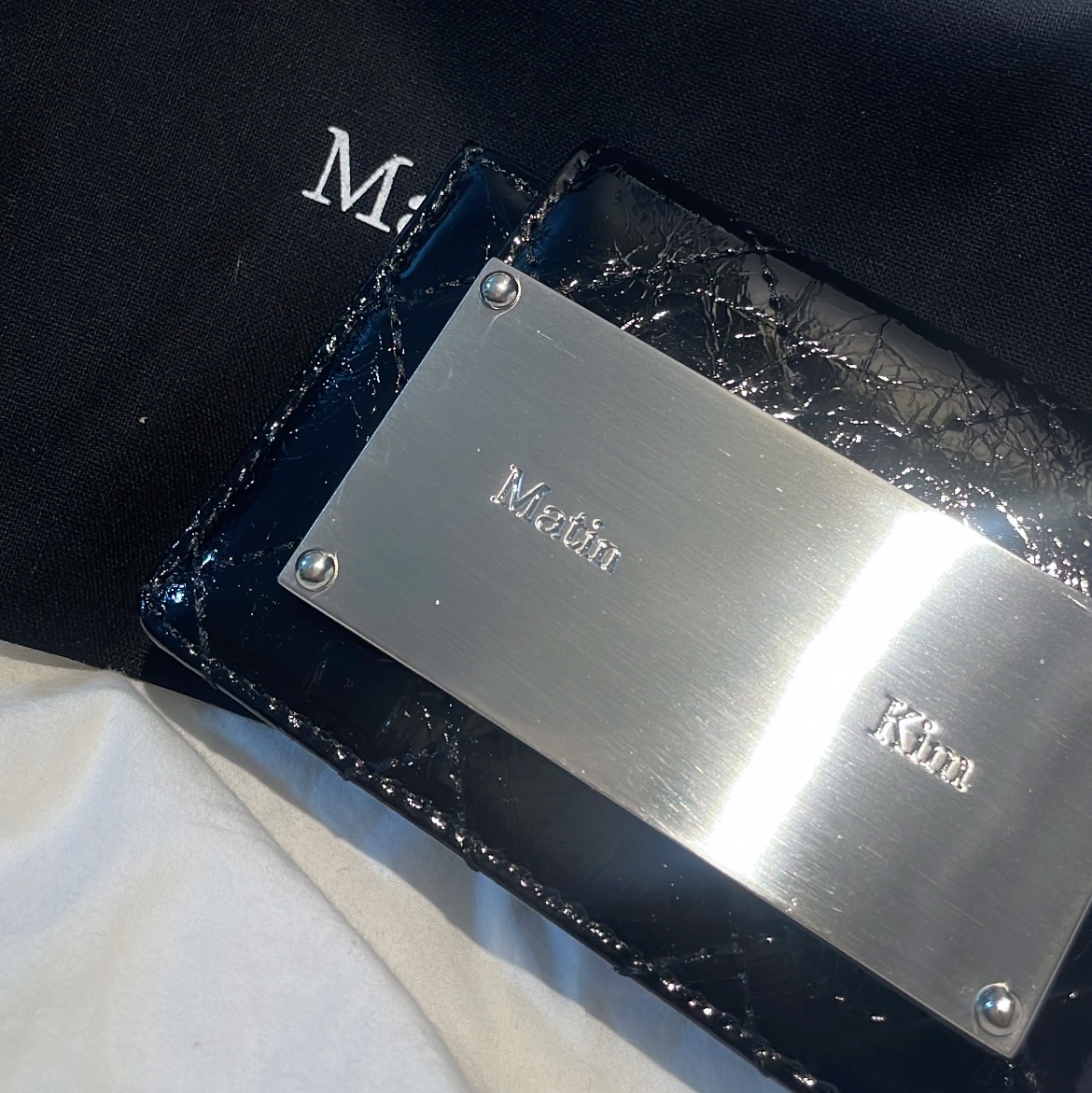 Matin Kim Quilting Accordion Wallet Black 착용 스타일