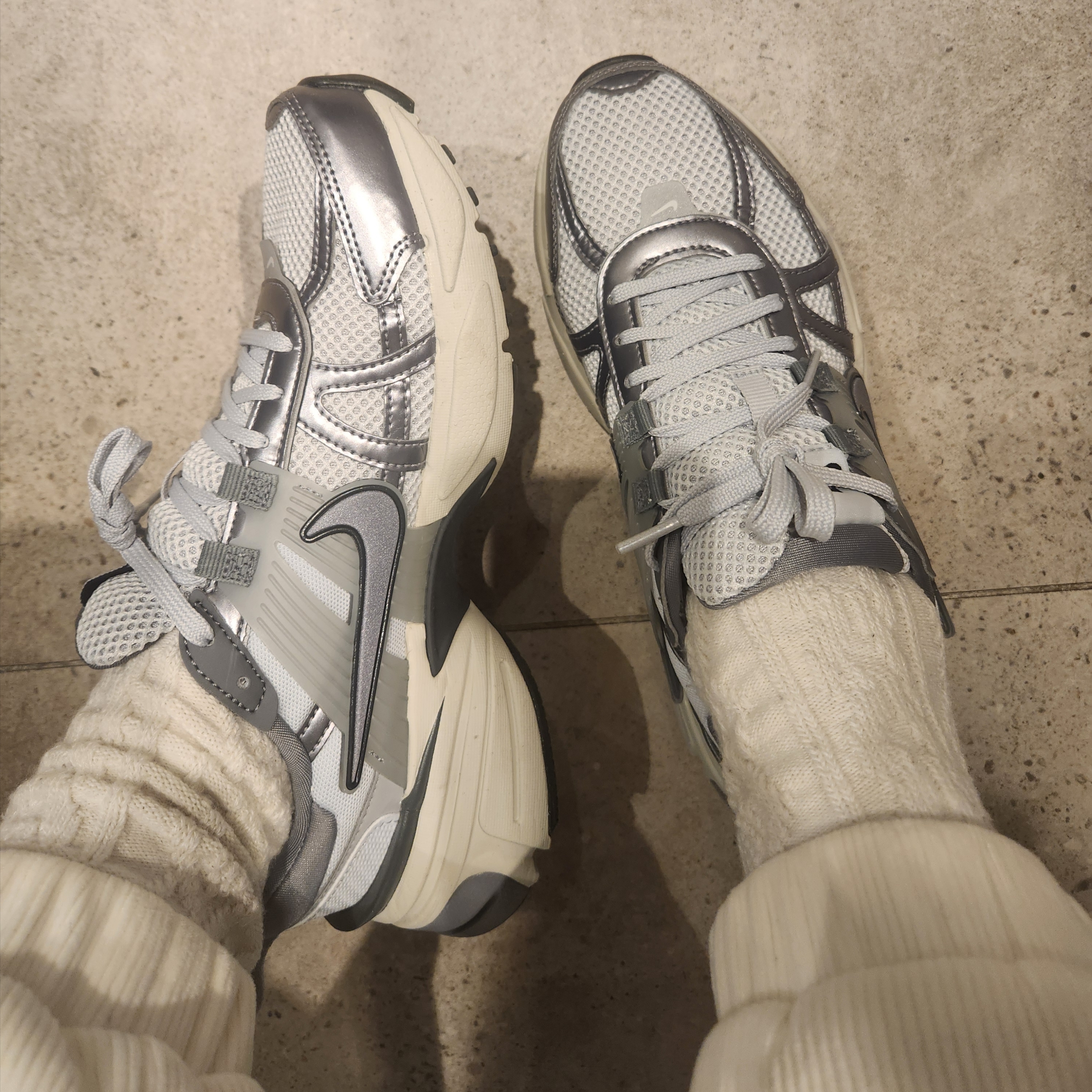 Nike V2K Run Pure Platinum Wolf Grey 착용 스타일